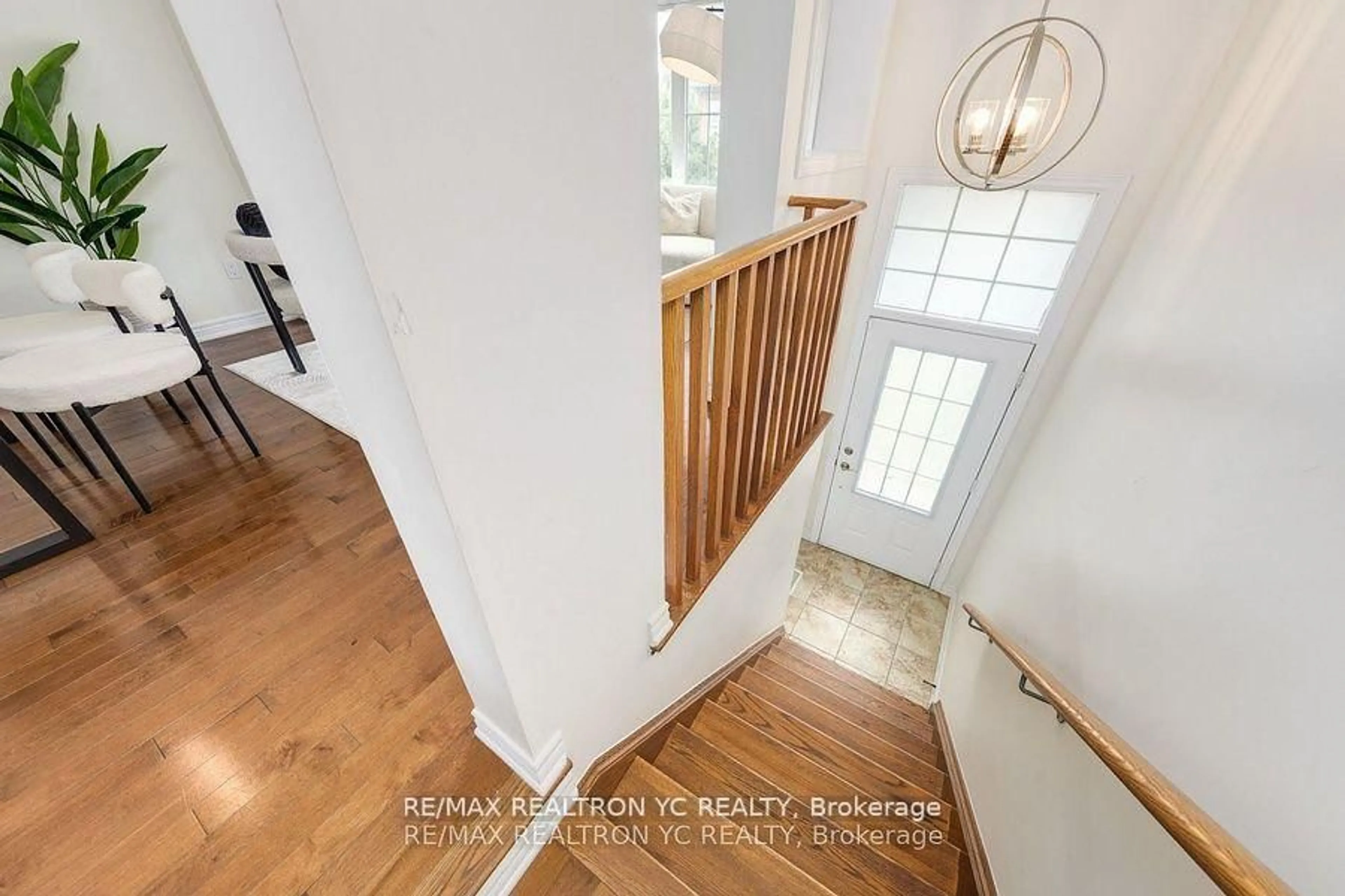 Indoor entryway for 11 Reevesmere Lane, Ajax Ontario L1Z 0L3