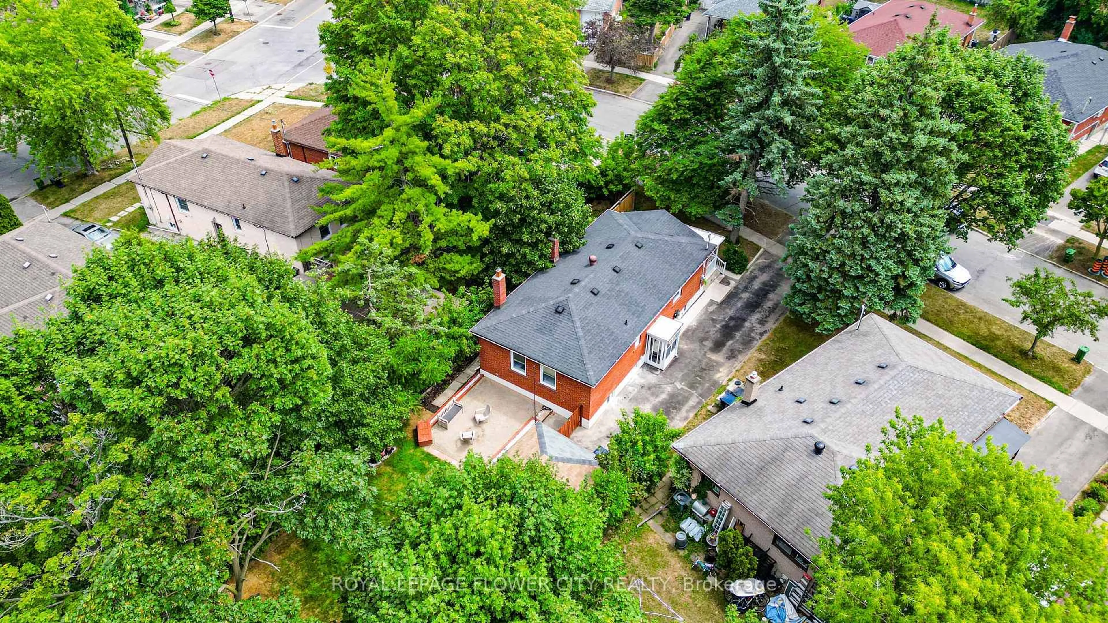 A pic from outside/outdoor area/front of a property/back of a property/a pic from drone, city buildings view from balcony for 16 Scranton Rd, Toronto Ontario M1G 1W7