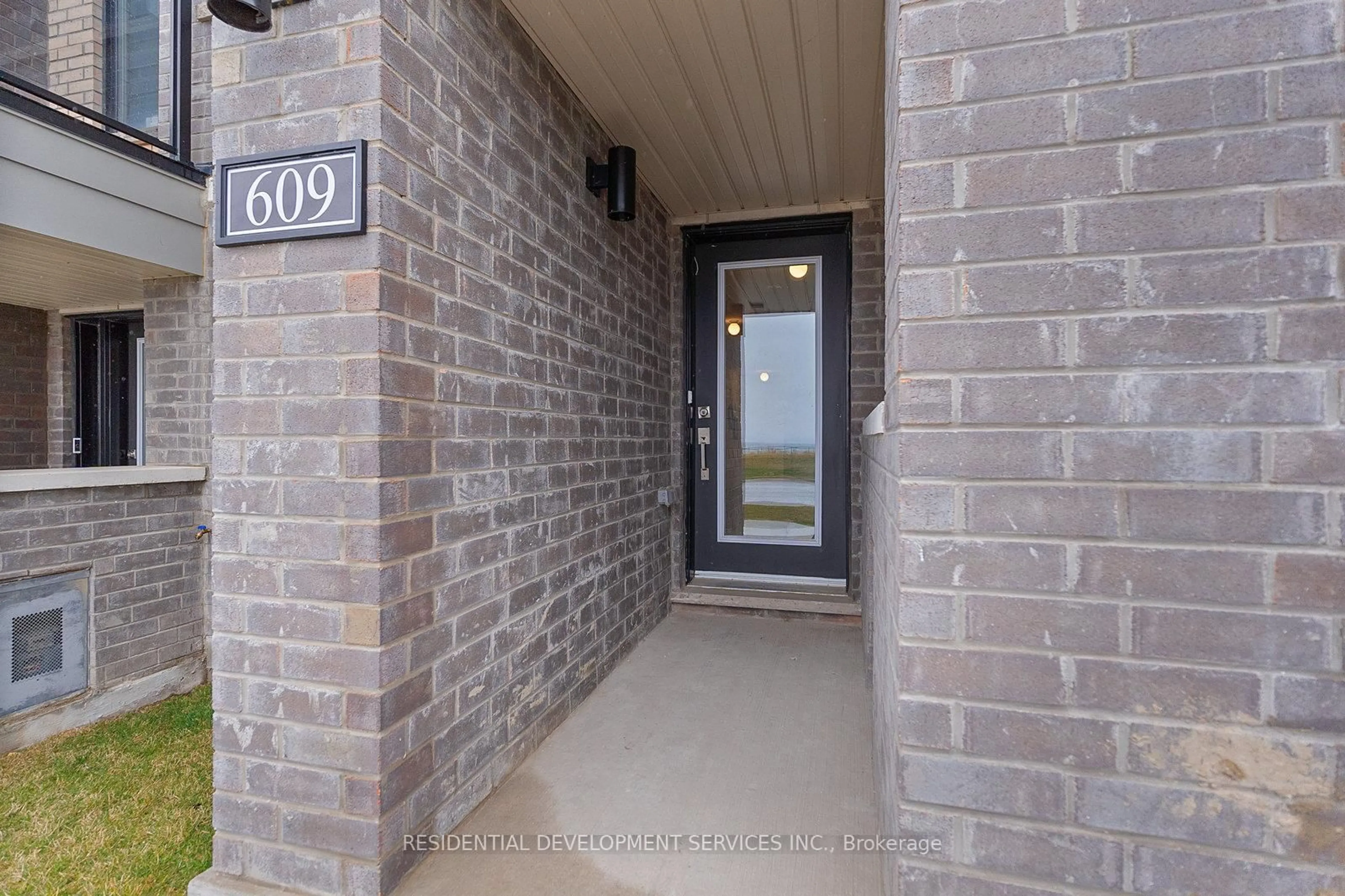 Indoor entryway for 609 Port Darlington Rd, Clarington Ontario L1C 7G1