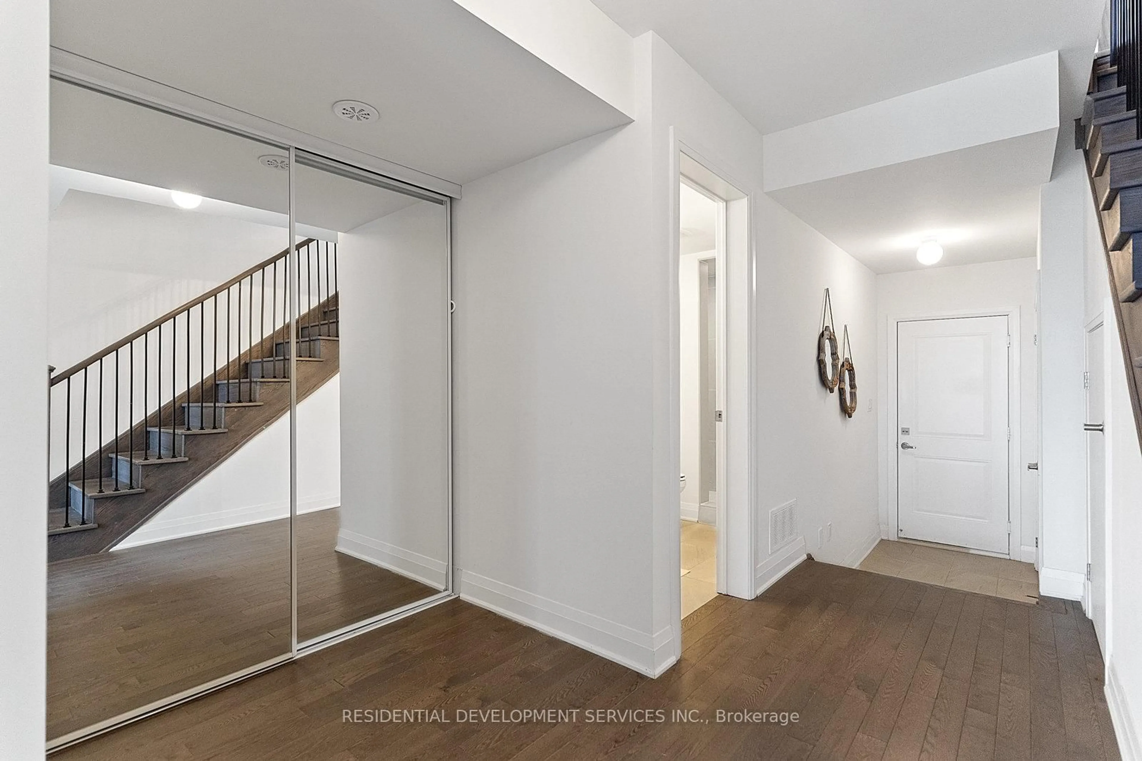 Indoor entryway for 609 Port Darlington Rd, Clarington Ontario L1C 7G1