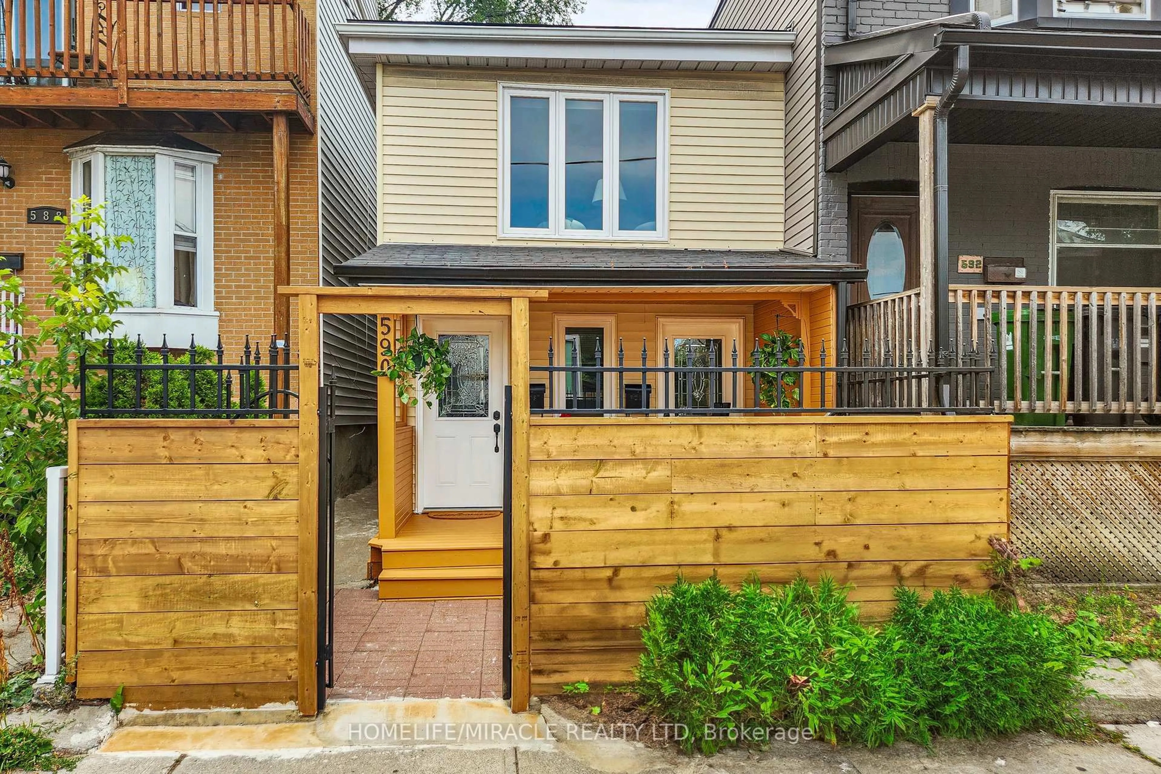 Patio, street for 590 Jones Ave, Toronto Ontario M4J 3H3