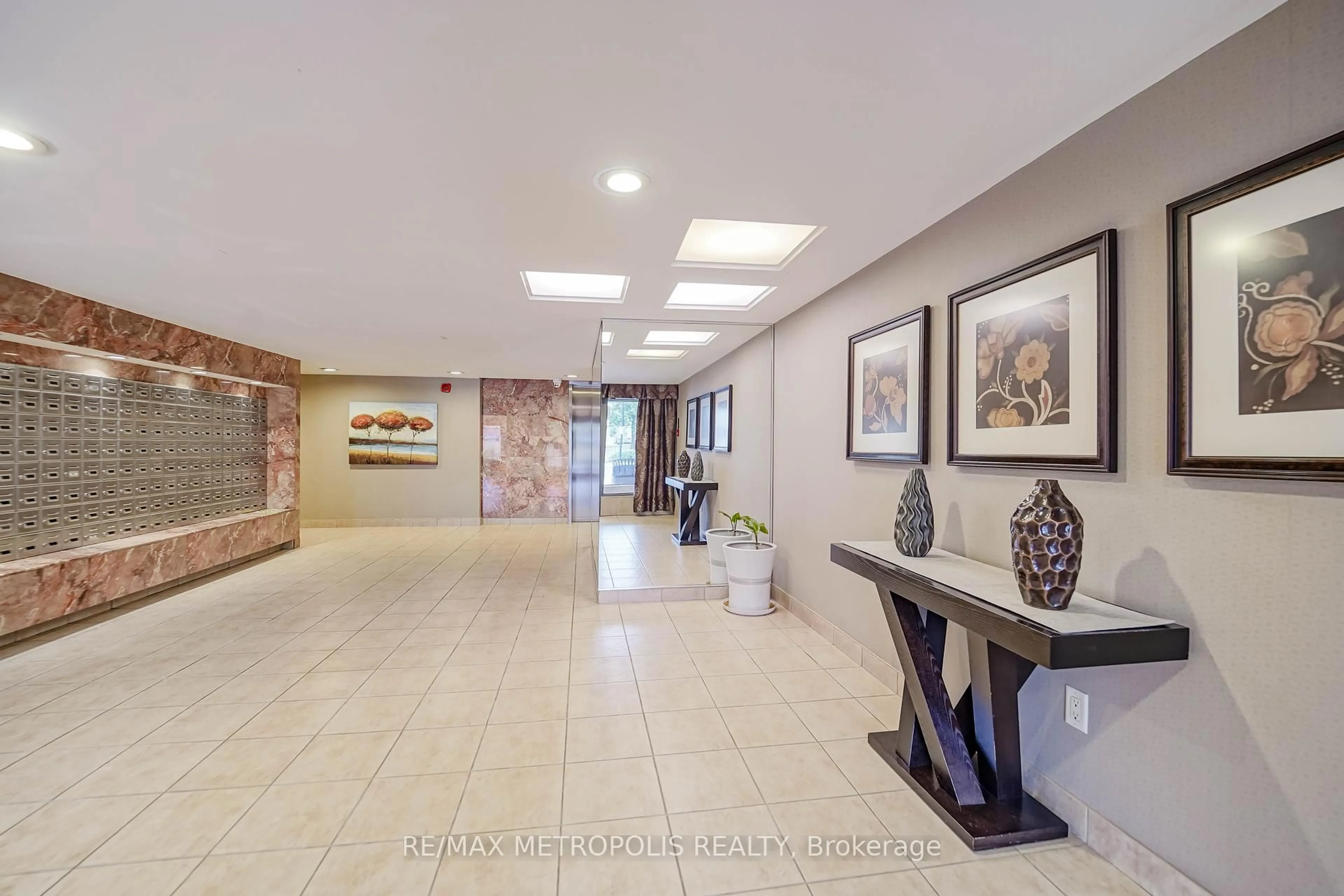 Indoor foyer for 3131 Bridletown Circ #302, Toronto Ontario M1W 2S9