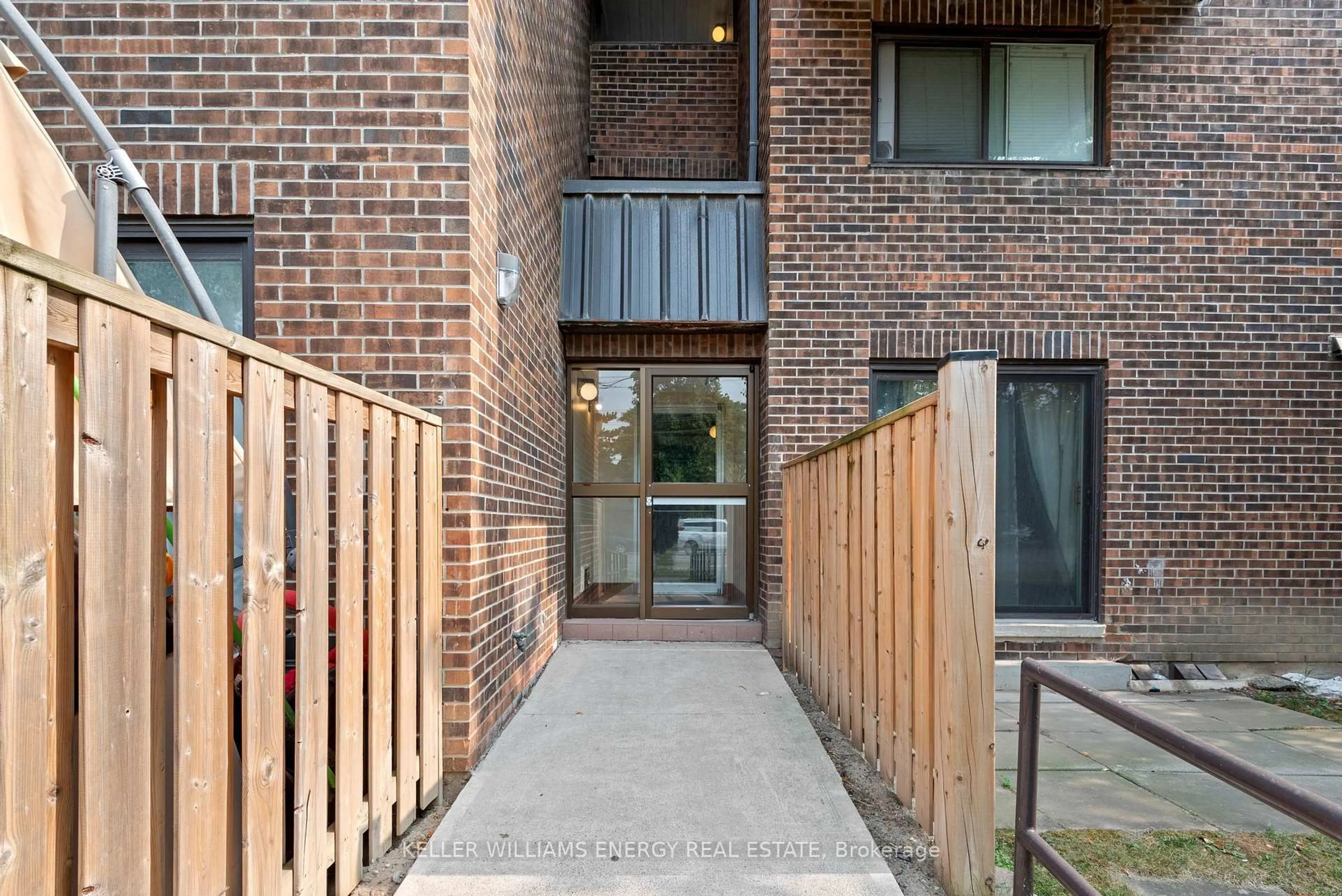 Unknown for 43 Taunton Rd #1, Oshawa Ontario L1G 3T6