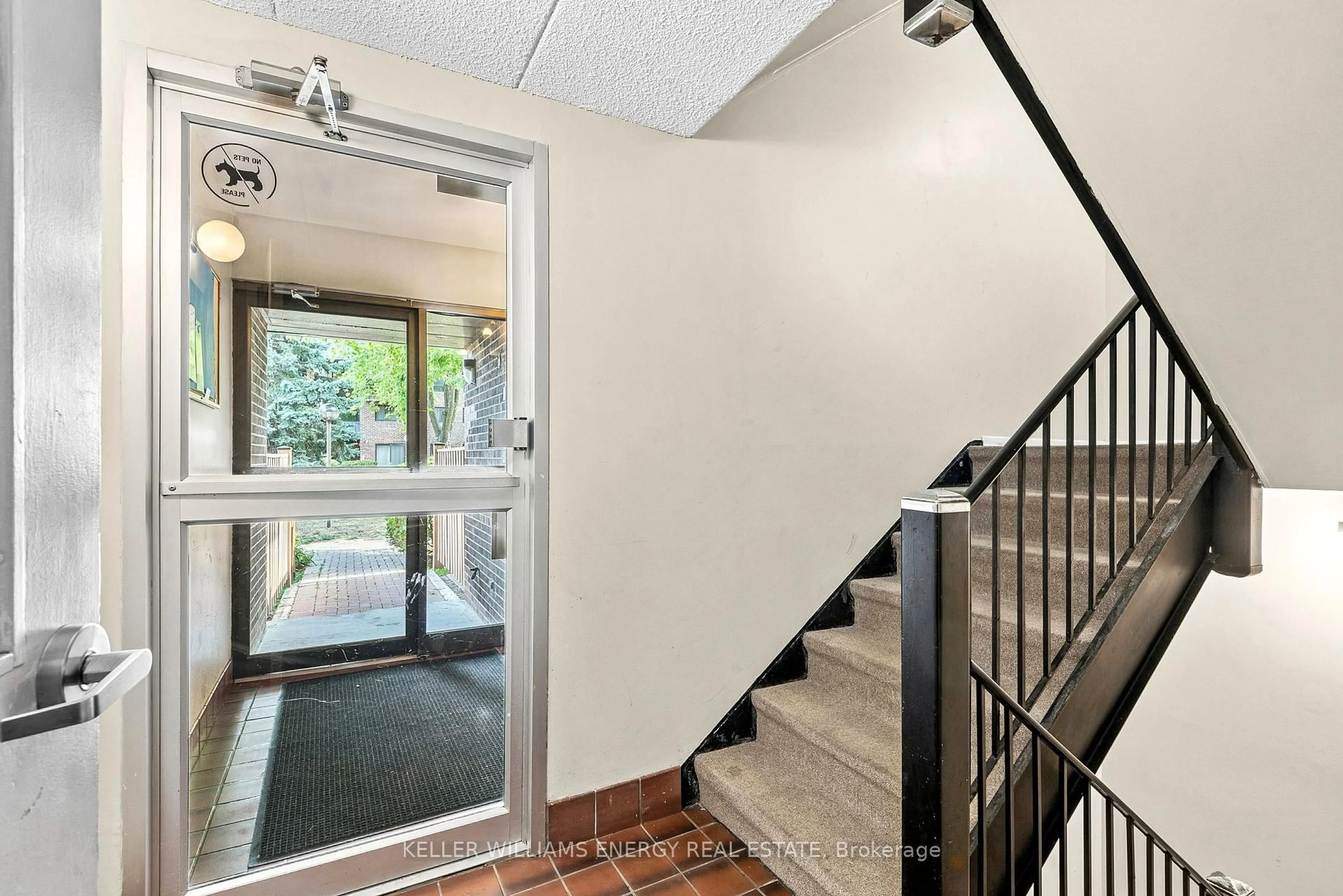 Indoor foyer for 43 Taunton Rd #1, Oshawa Ontario L1G 3T6
