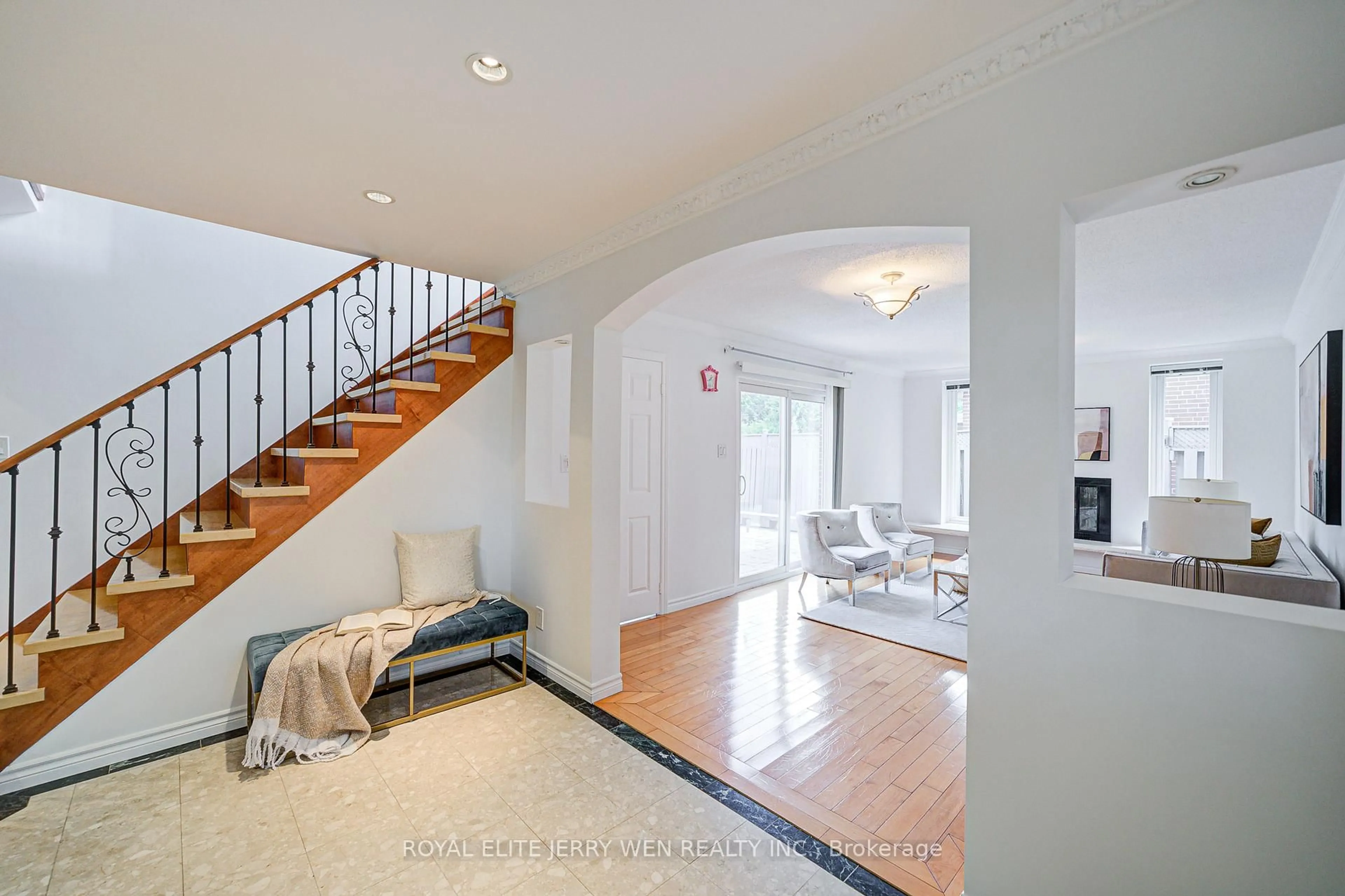 Indoor foyer for 27 Dalbret Cres, Toronto Ontario M1T 2X2