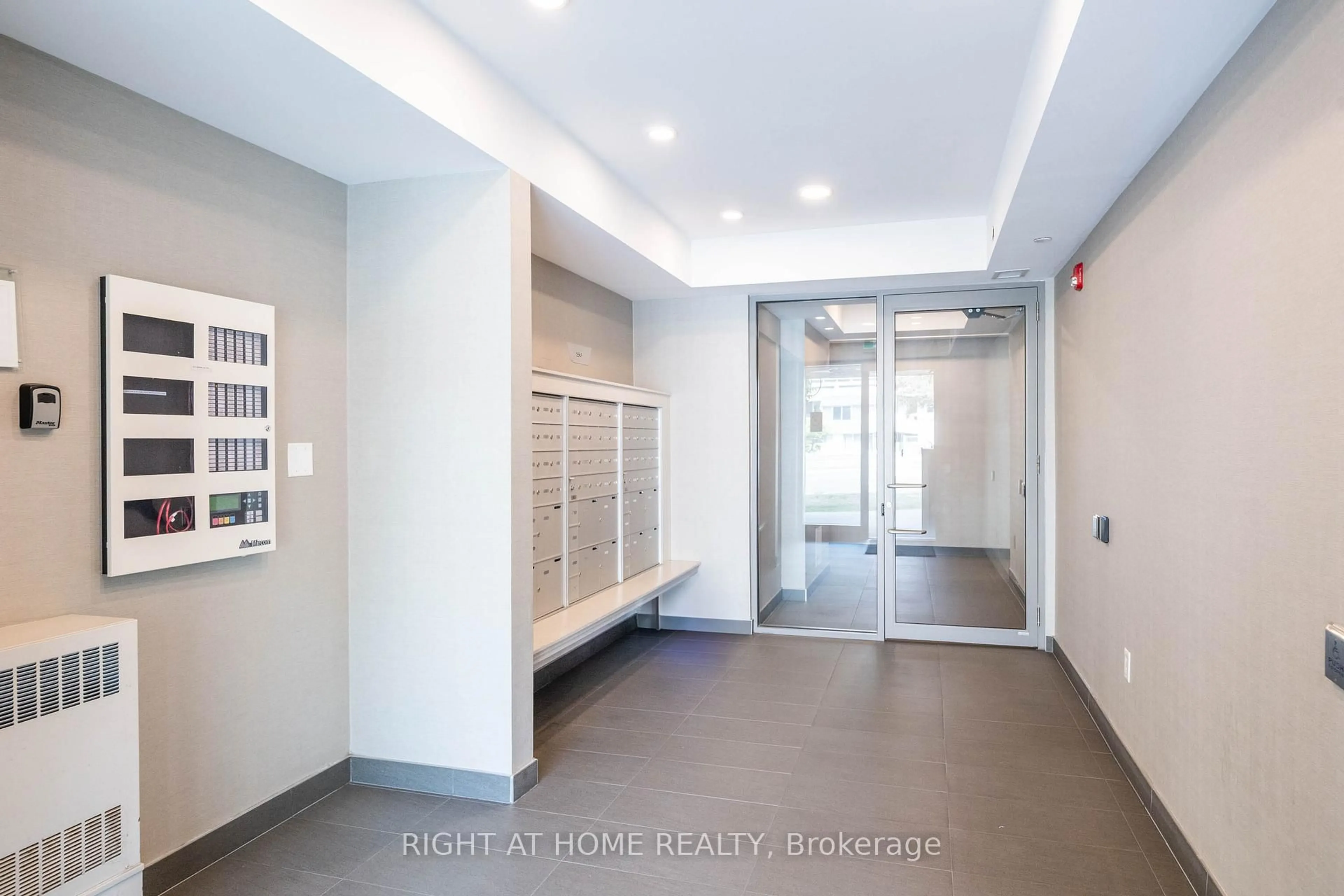 Indoor foyer for 5131 Sheppard Ave #213, Toronto Ontario M1B 0C9