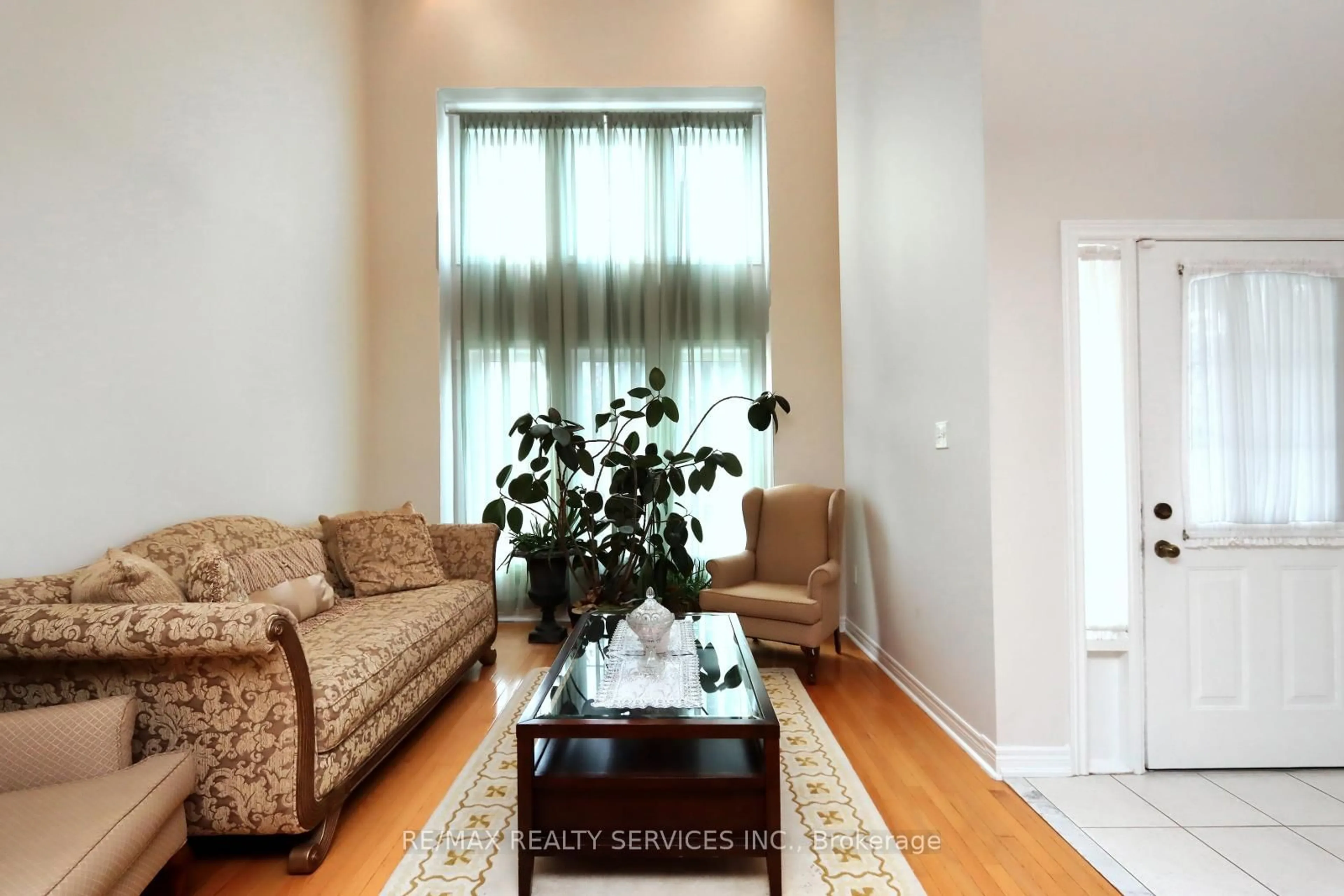 Living room with furniture, unknown for 28 Hoile Dr, Ajax Ontario L1Z 1M7