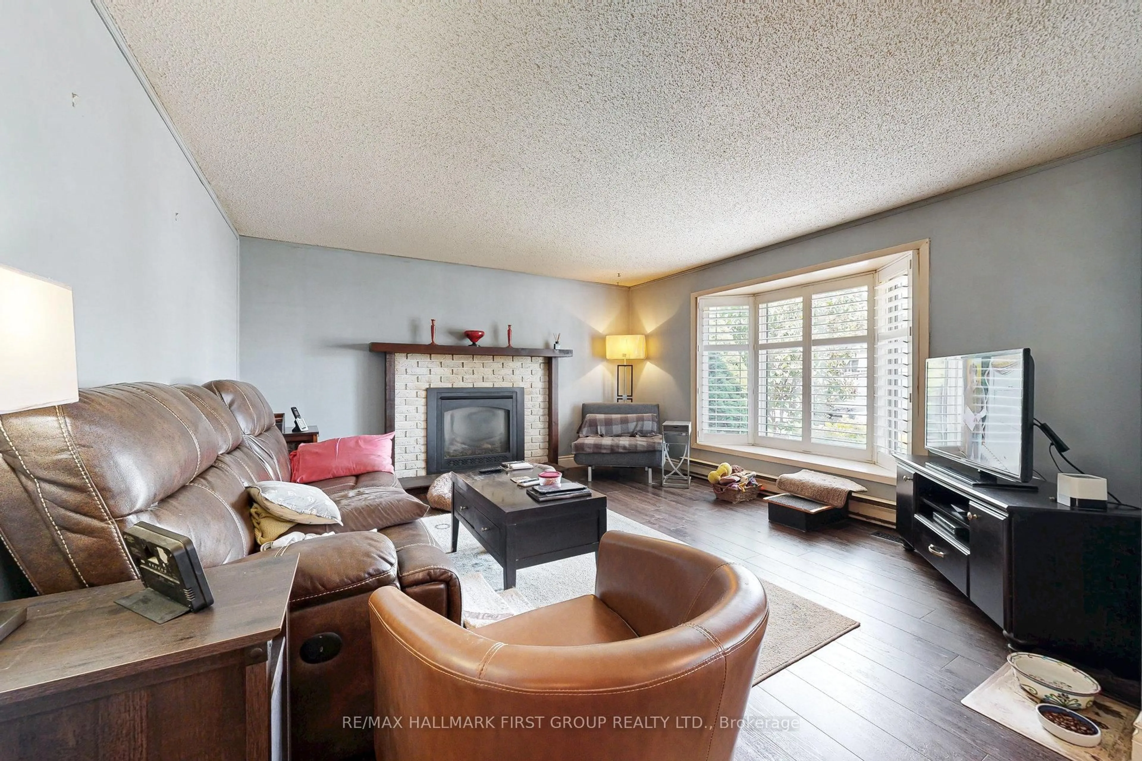 Living room with furniture, wood/laminate floor for 4 Kawartha Rd, Clarington Ontario L1B 1B9
