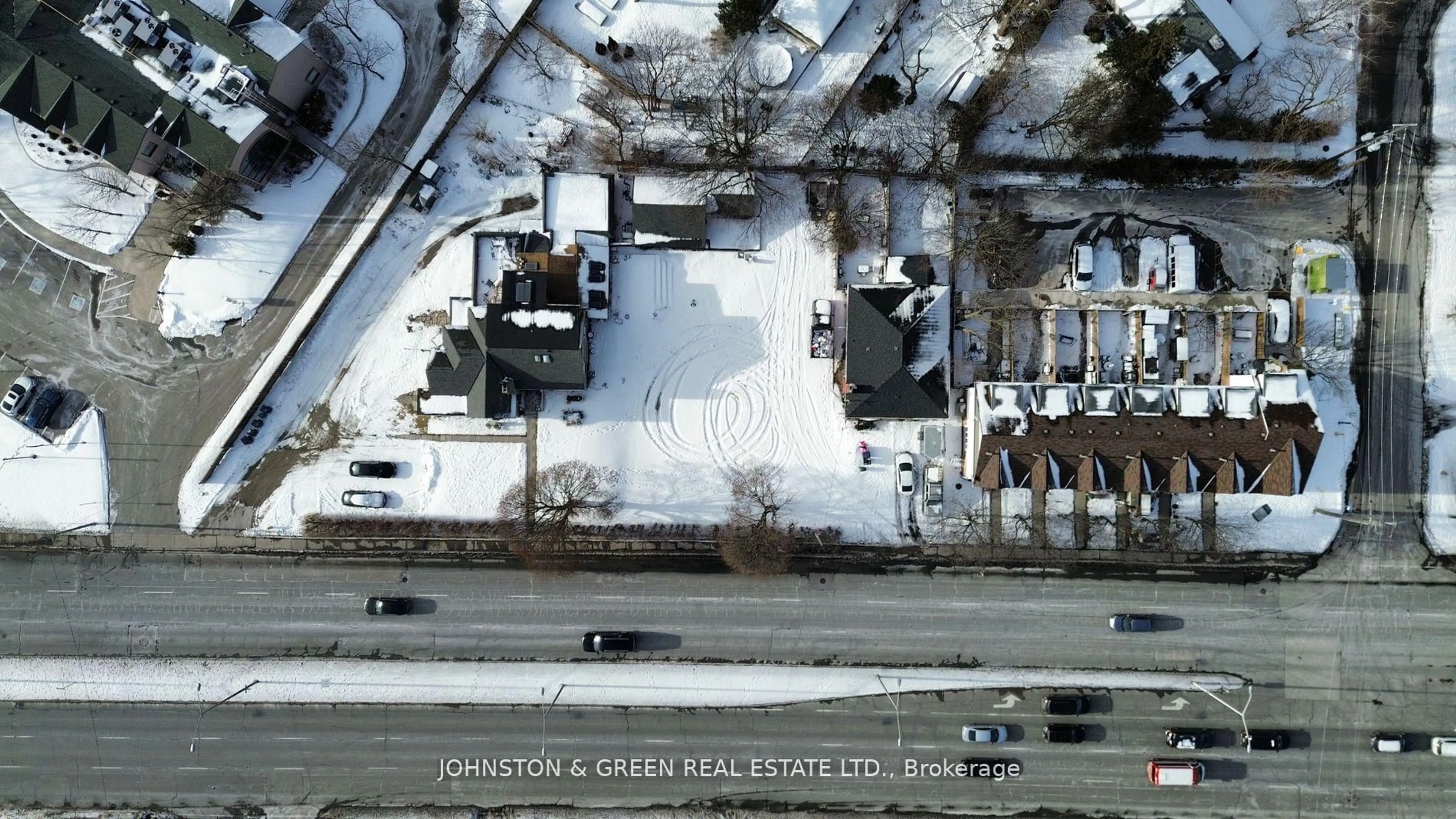A pic from outside/outdoor area/front of a property/back of a property/a pic from drone, street for 2906-10 Kingston Rd, Toronto Ontario M1M 1N5