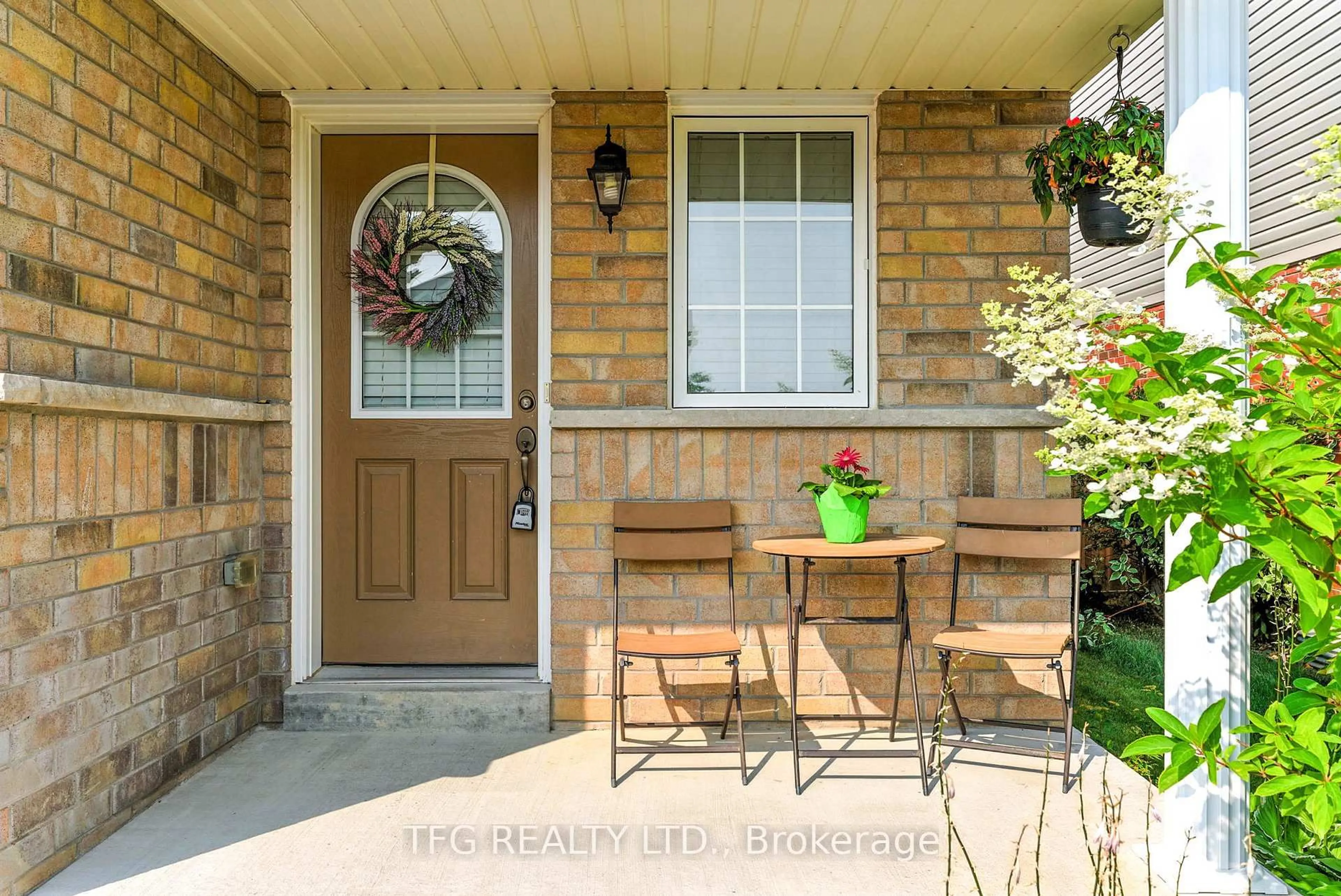 Indoor entryway for 153 Mallory St, Clarington Ontario L1E 0J4