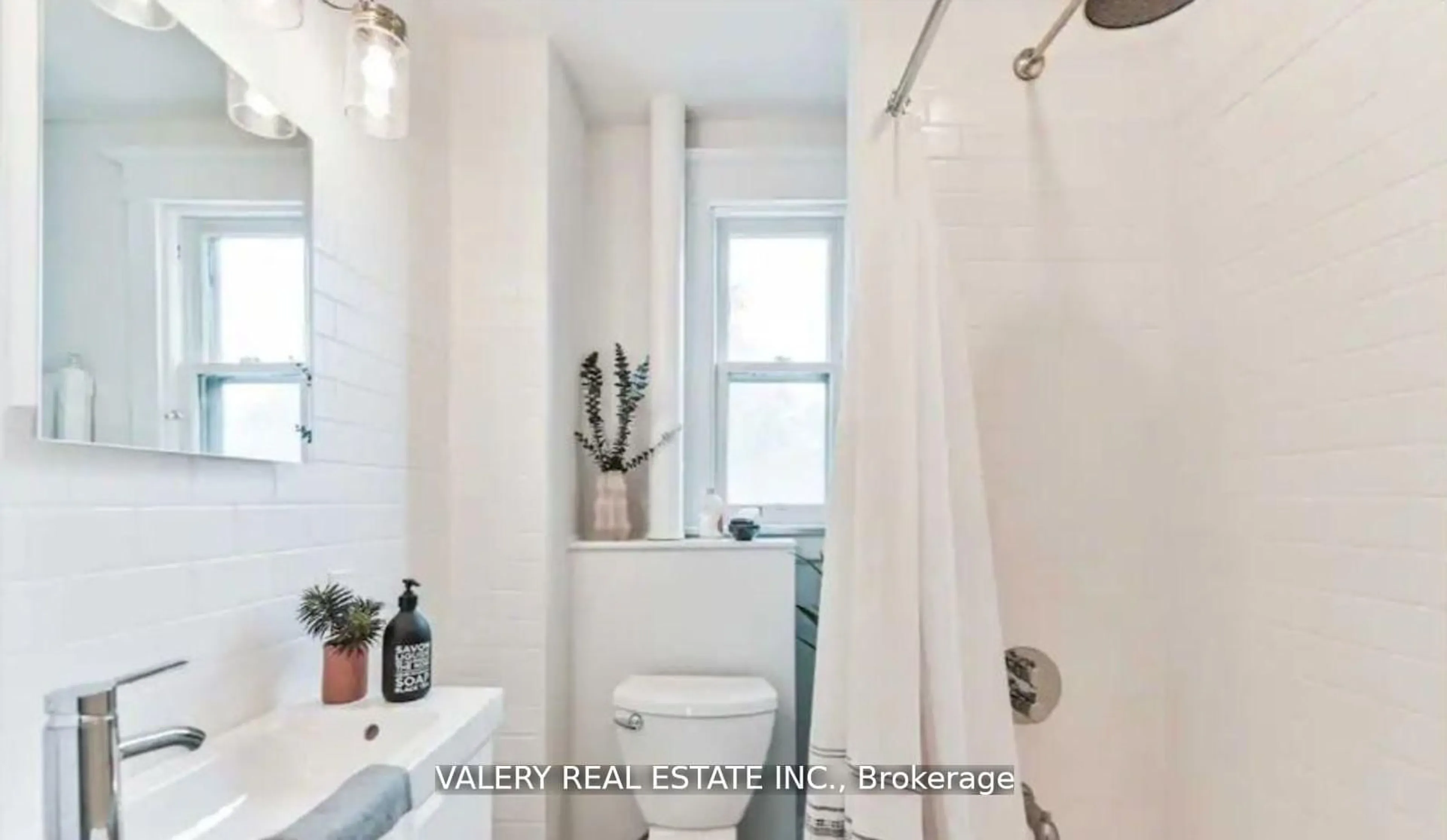 Standard bathroom, ceramic/tile floor for 204 Oakcrest Ave, Toronto Ontario M4C 1C2