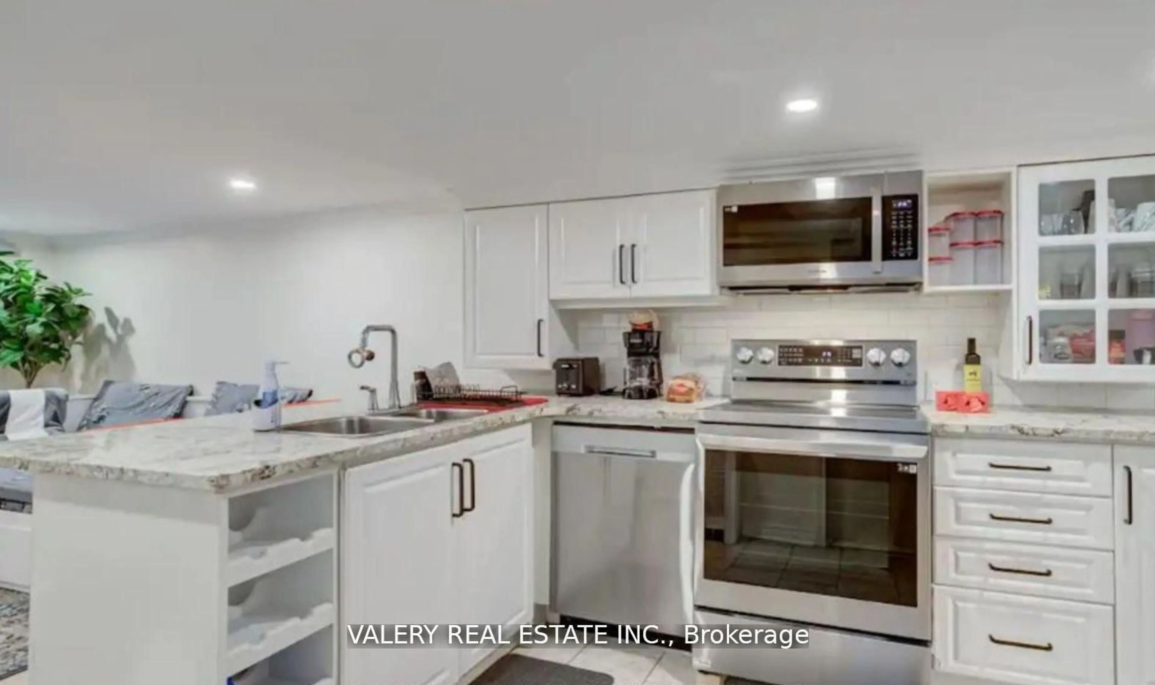 Open concept kitchen, ceramic/tile floor for 204 Oakcrest Ave, Toronto Ontario M4C 1C2