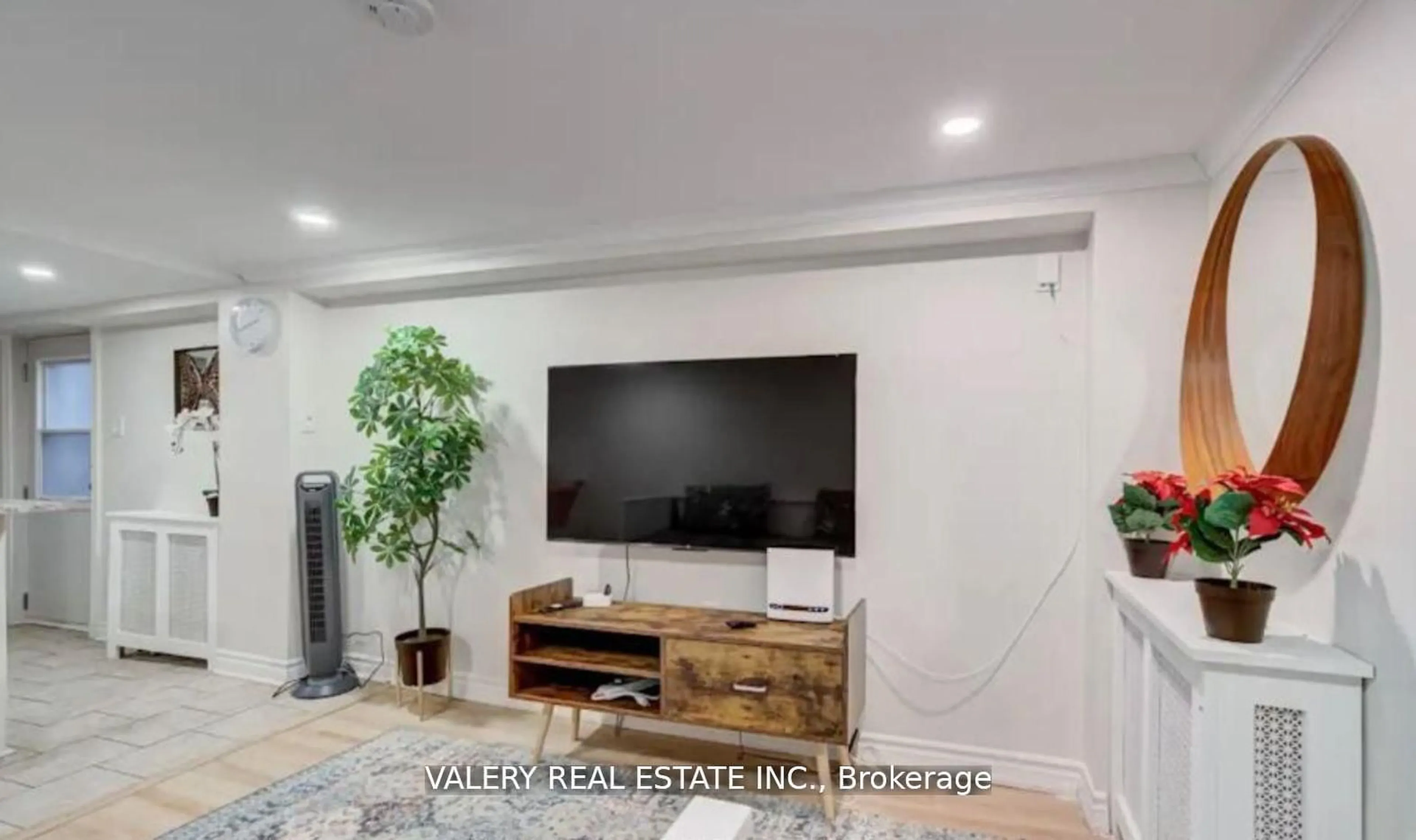 Home theater for 204 Oakcrest Ave, Toronto Ontario M4C 1C2
