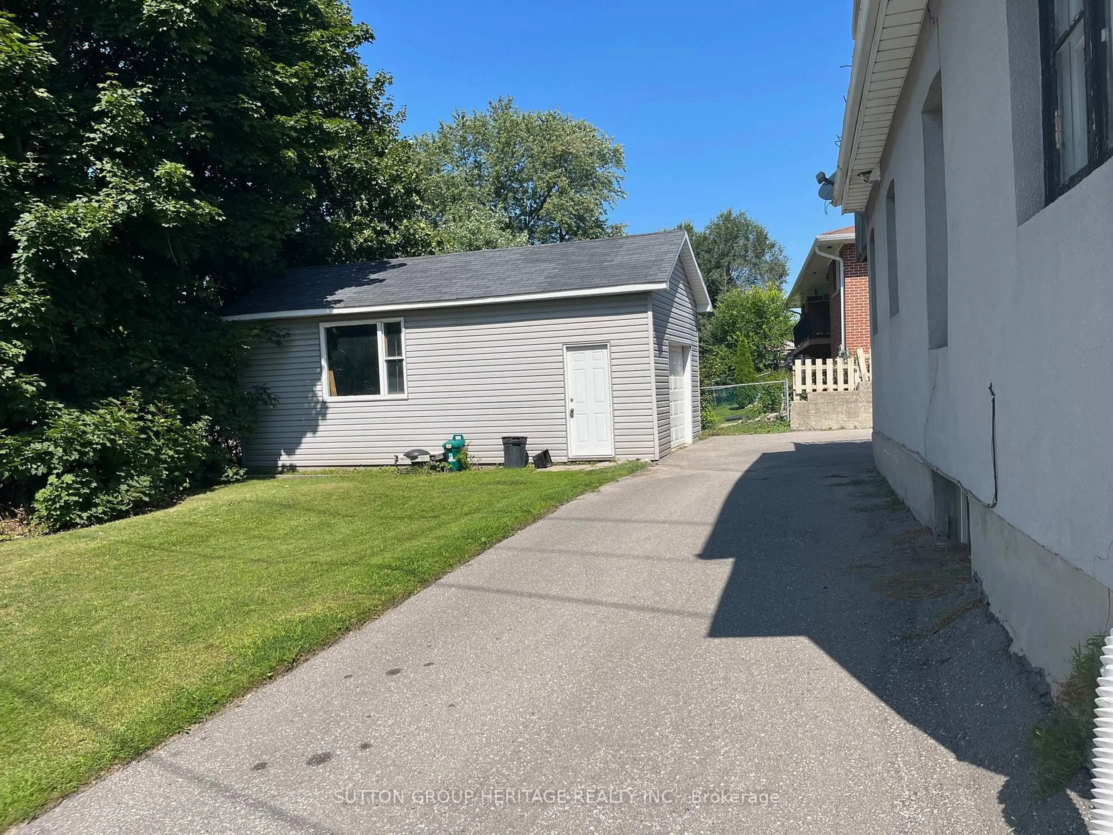 A pic from outside/outdoor area/front of a property/back of a property/a pic from drone, street for 1076 King St, Oshawa Ontario L1H 1H5
