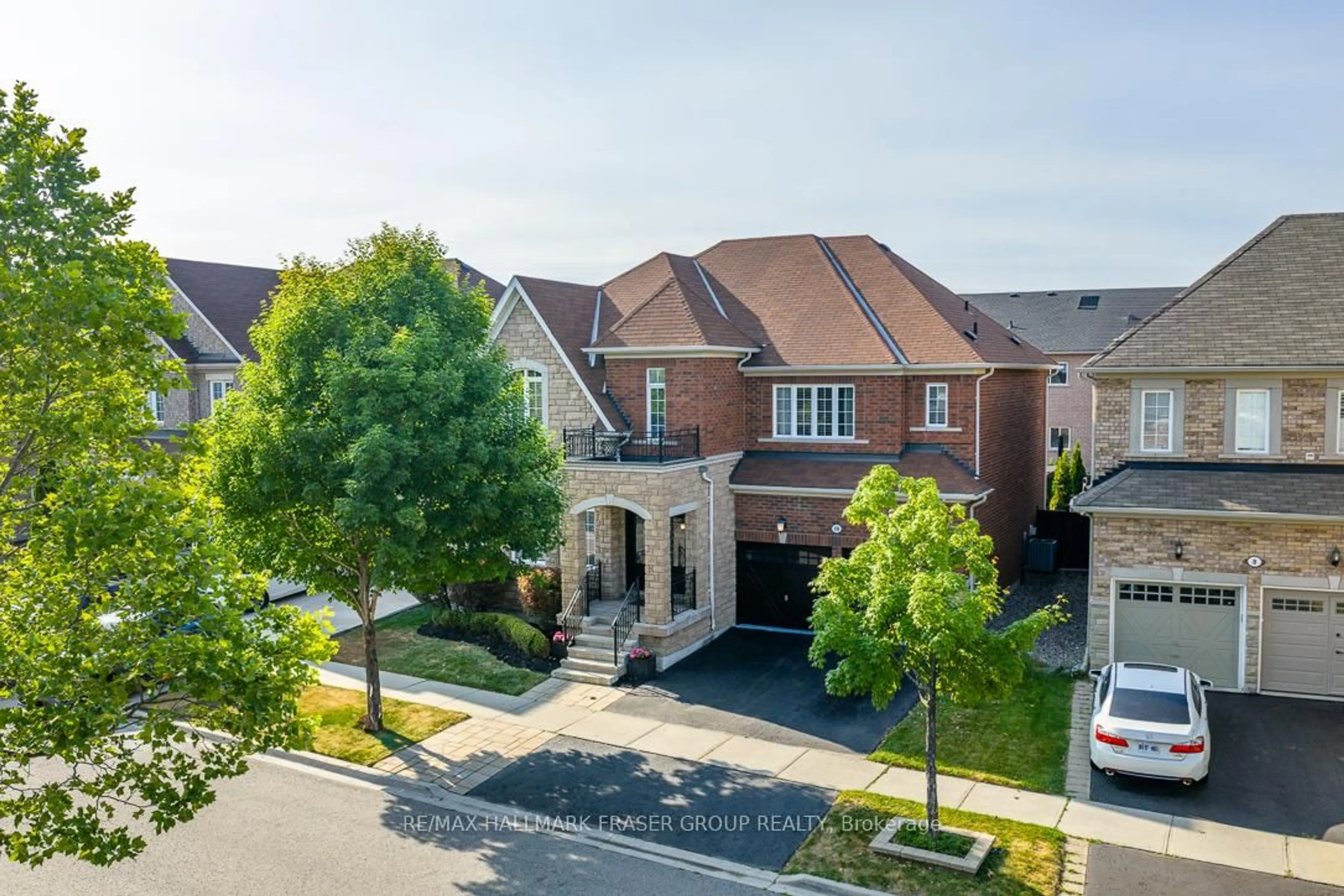 A pic from outside/outdoor area/front of a property/back of a property/a pic from drone, street for 10 Weston Cres, Ajax Ontario L1T 0C7