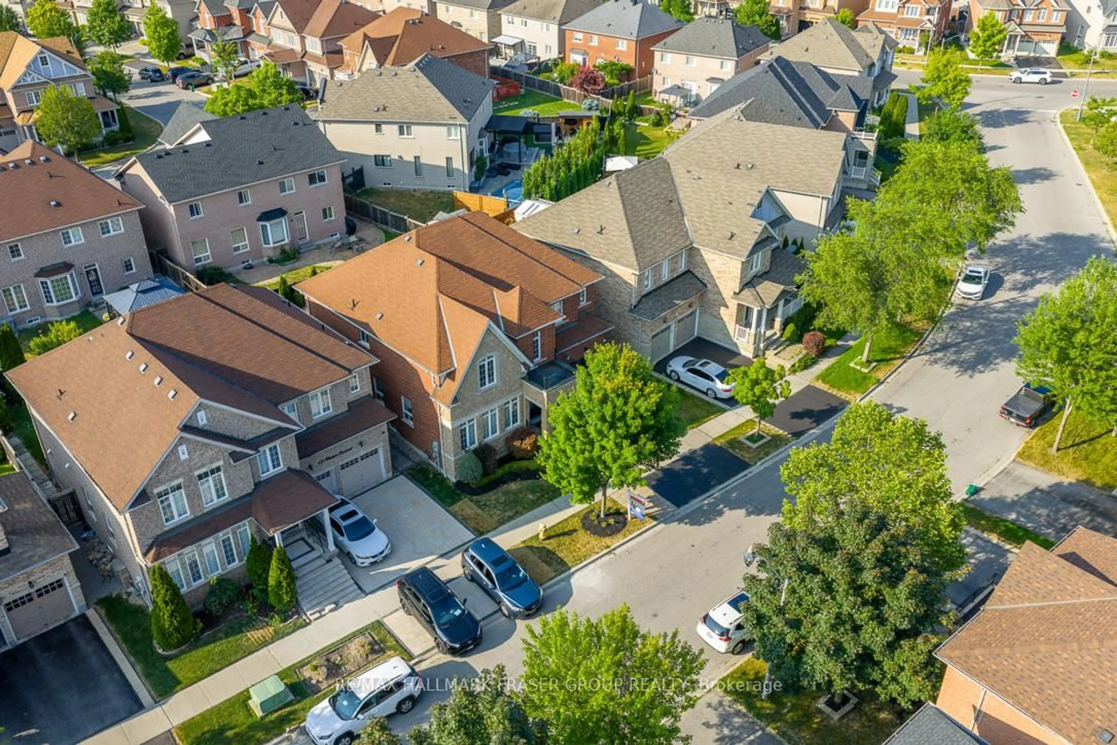 A pic from outside/outdoor area/front of a property/back of a property/a pic from drone, street for 10 Weston Cres, Ajax Ontario L1T 0C7