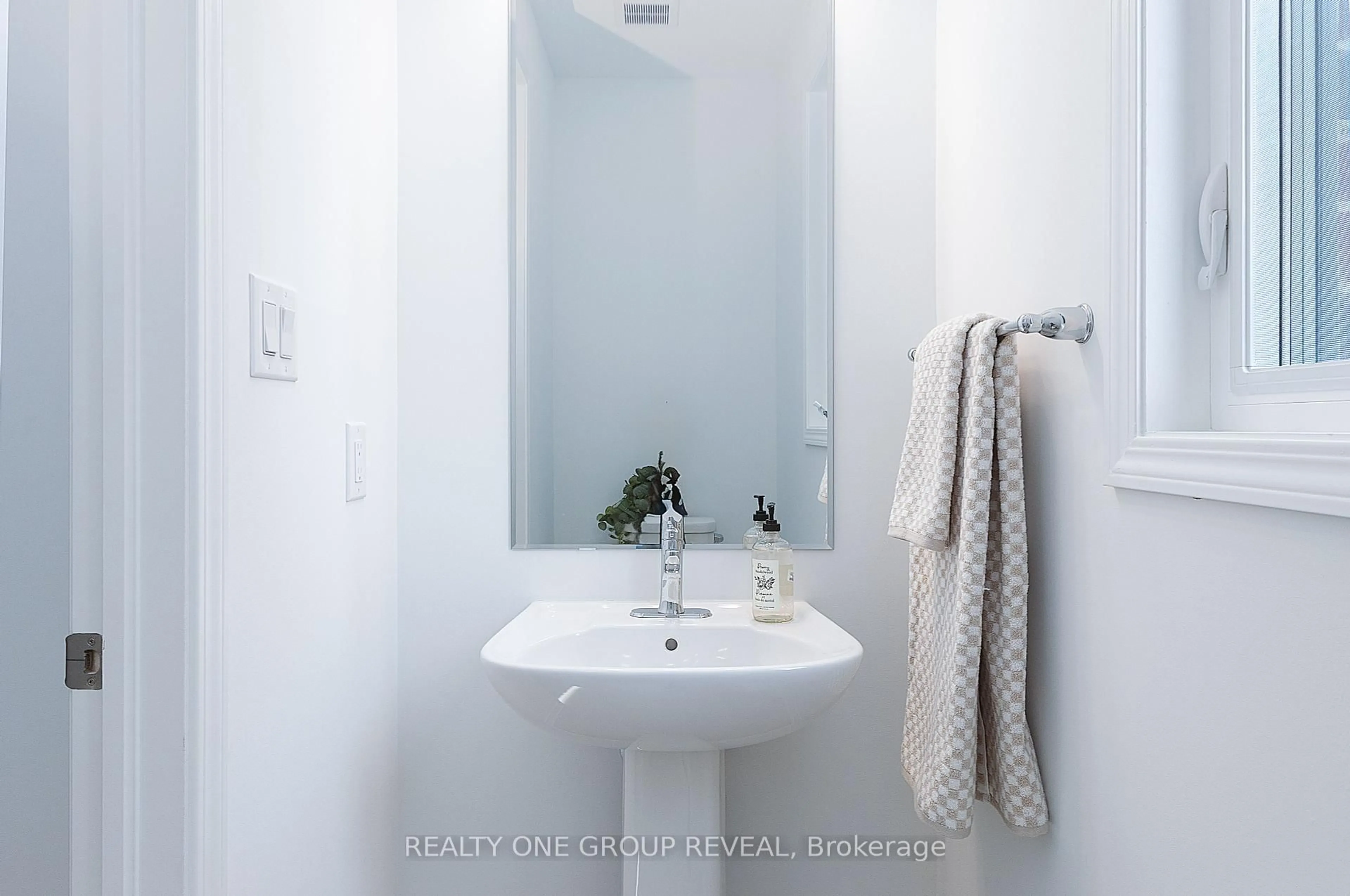 Standard bathroom, unknown for 3311 Marchington Sq, Pickering Ontario L1X 0N1