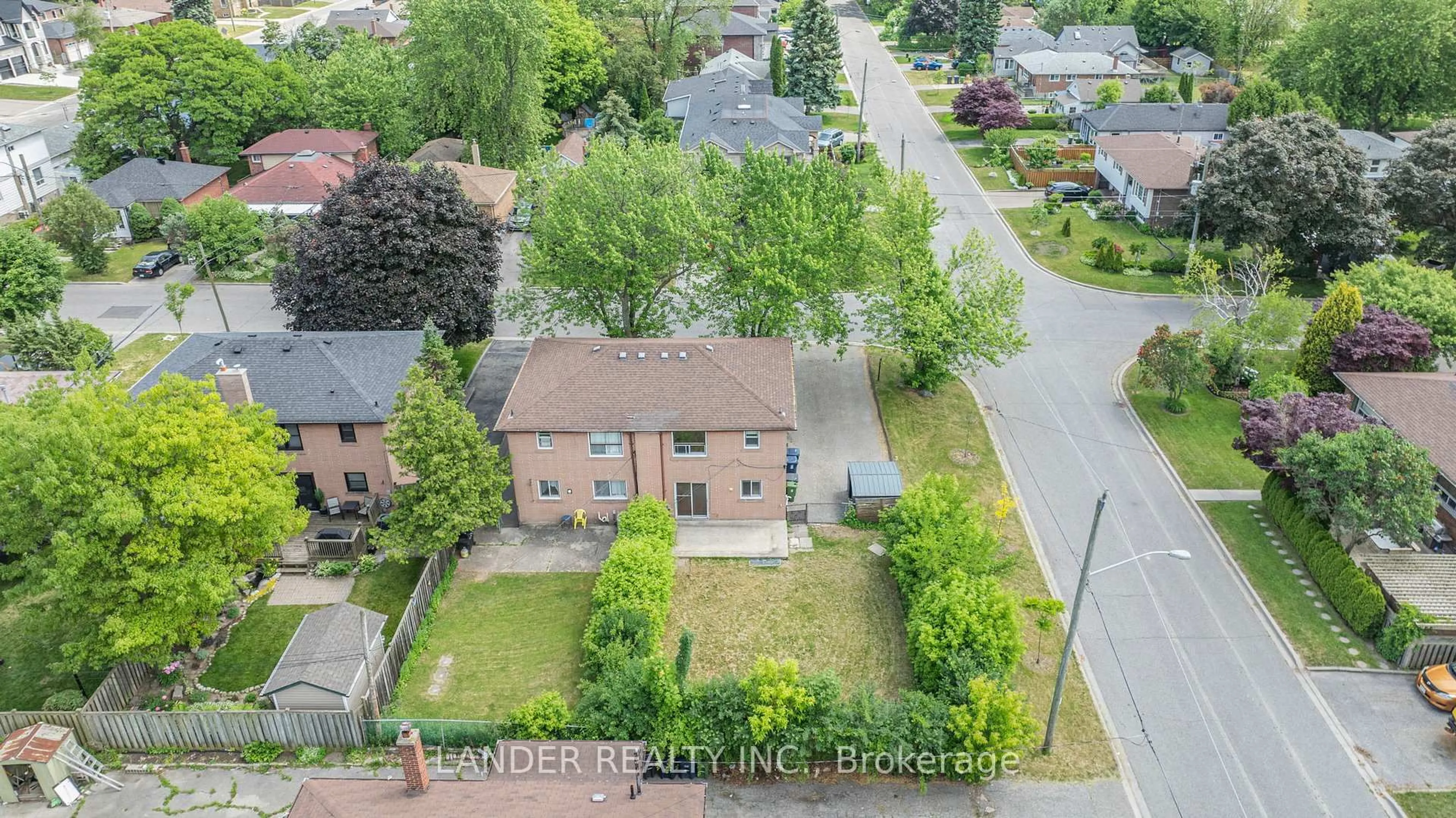 A pic from outside/outdoor area/front of a property/back of a property/a pic from drone, street for 82 Minerva Ave, Toronto Ontario M1M 1V5