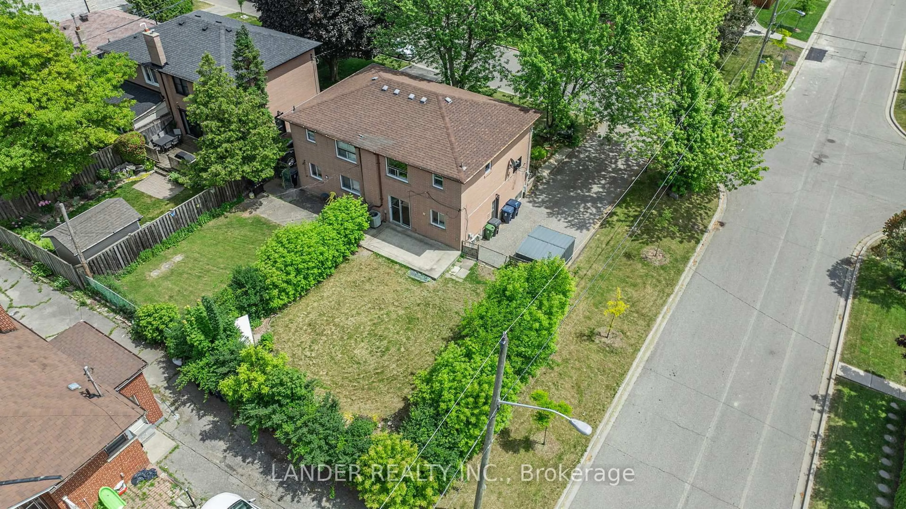 A pic from outside/outdoor area/front of a property/back of a property/a pic from drone, street for 82 Minerva Ave, Toronto Ontario M1M 1V5