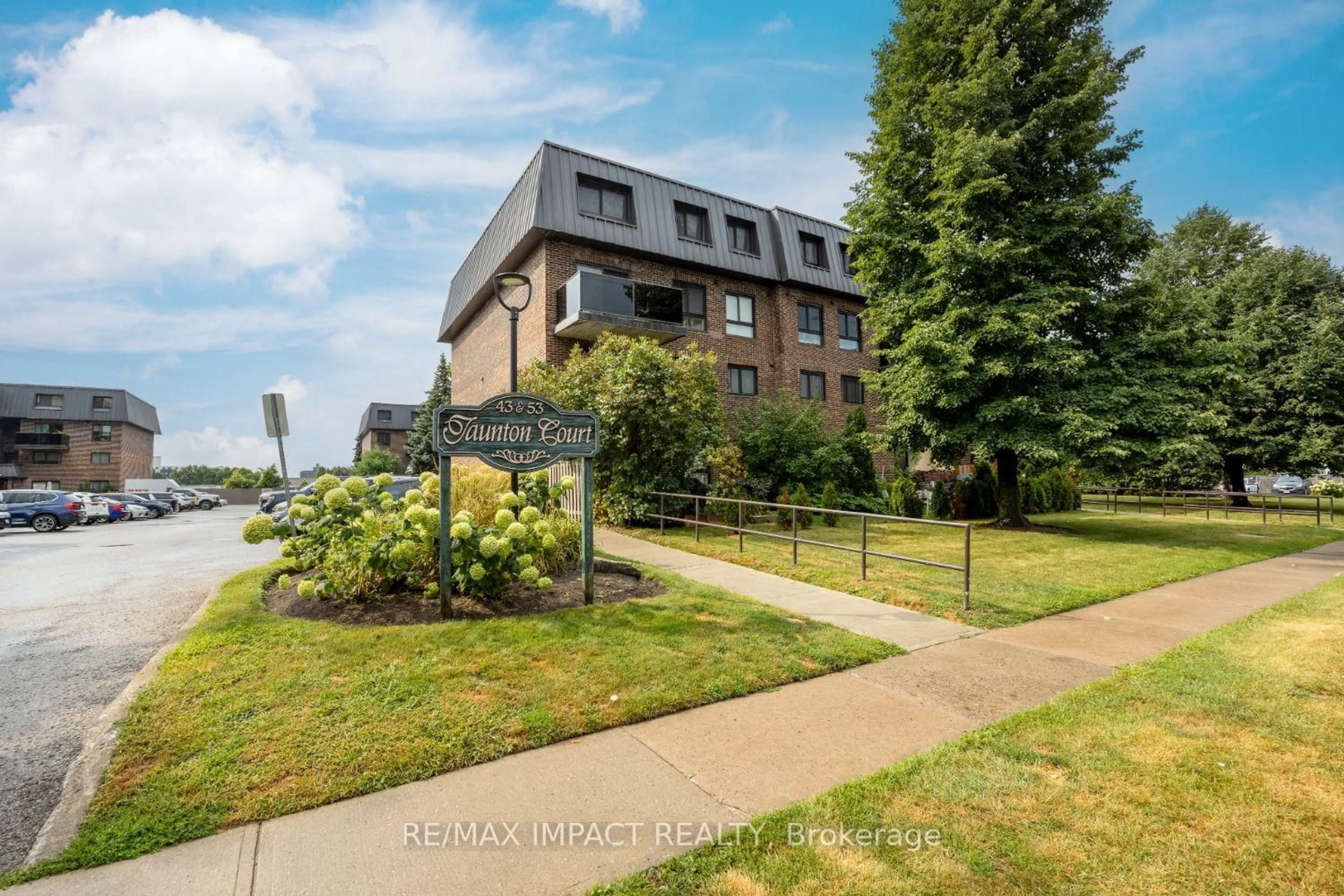 A pic from outside/outdoor area/front of a property/back of a property/a pic from drone, water/lake/river/ocean view for 43 Taunton Rd #31, Oshawa Ontario L1G 3T6
