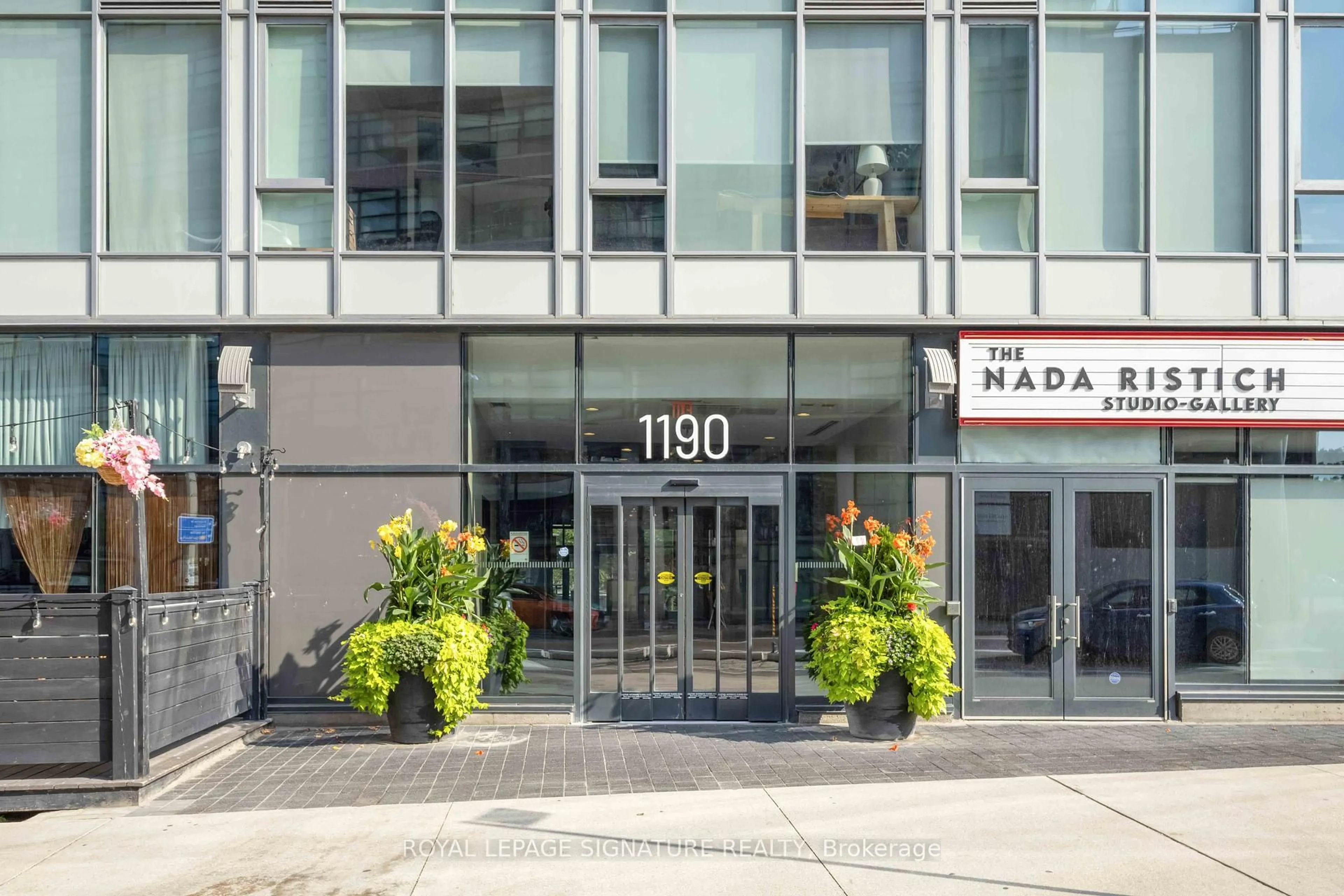 Patio, street for 1190 Dundas St #406, Toronto Ontario M4M 0C5
