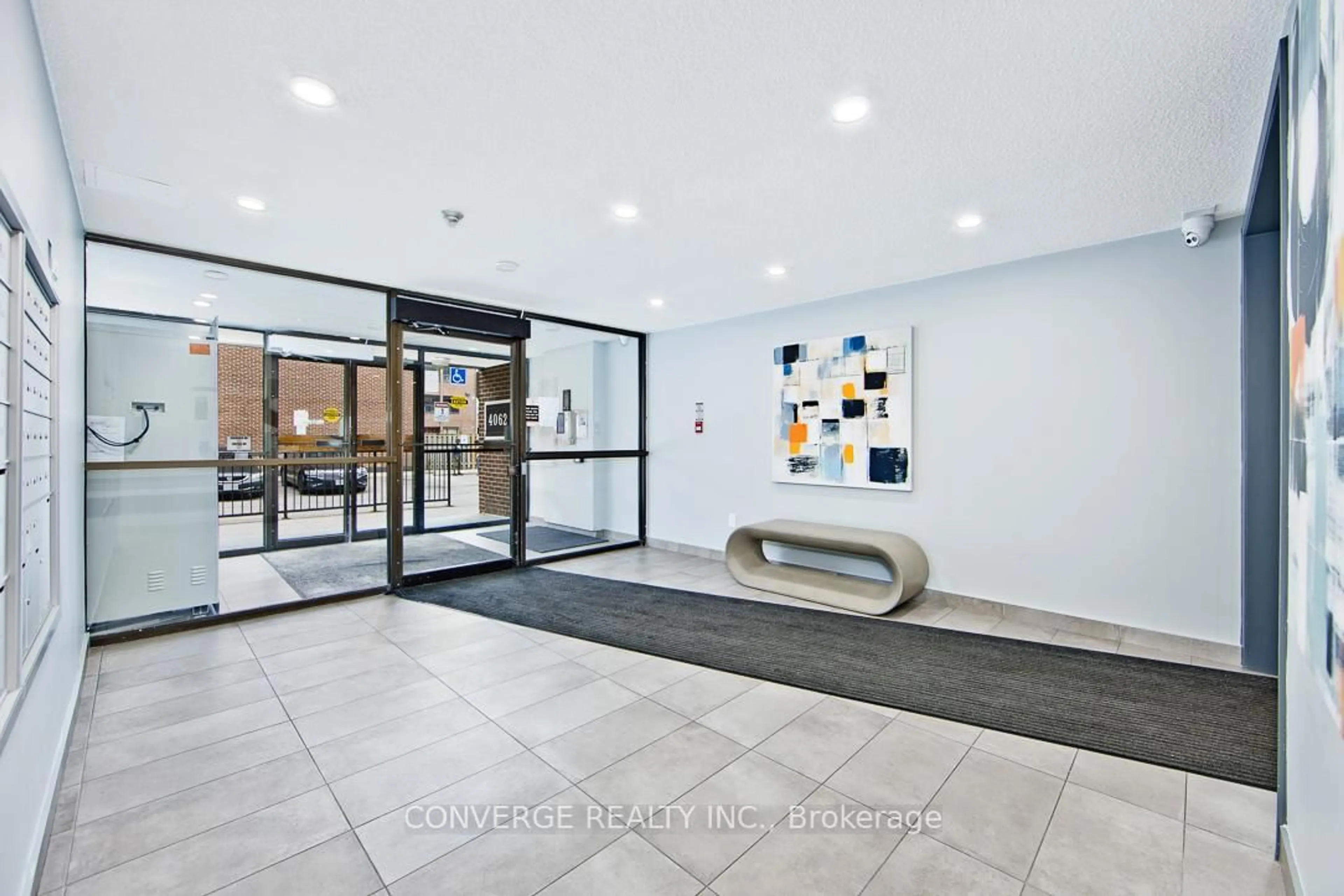 Indoor foyer for 4062 Lawrence Ave #406, Toronto Ontario M1E 4V5