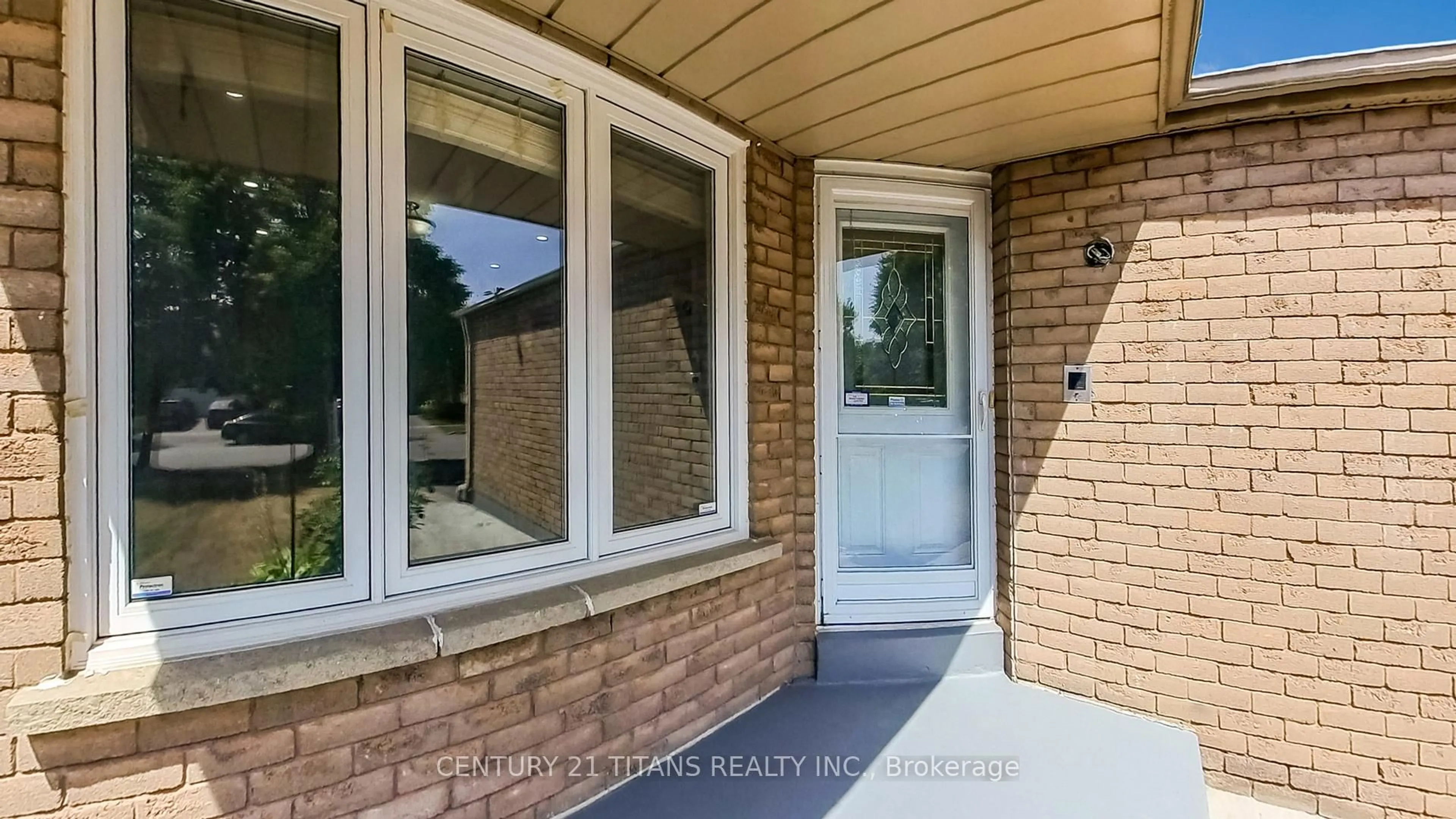 Indoor entryway for 1597 Amberlea Rd, Pickering Ontario L1V 5N8