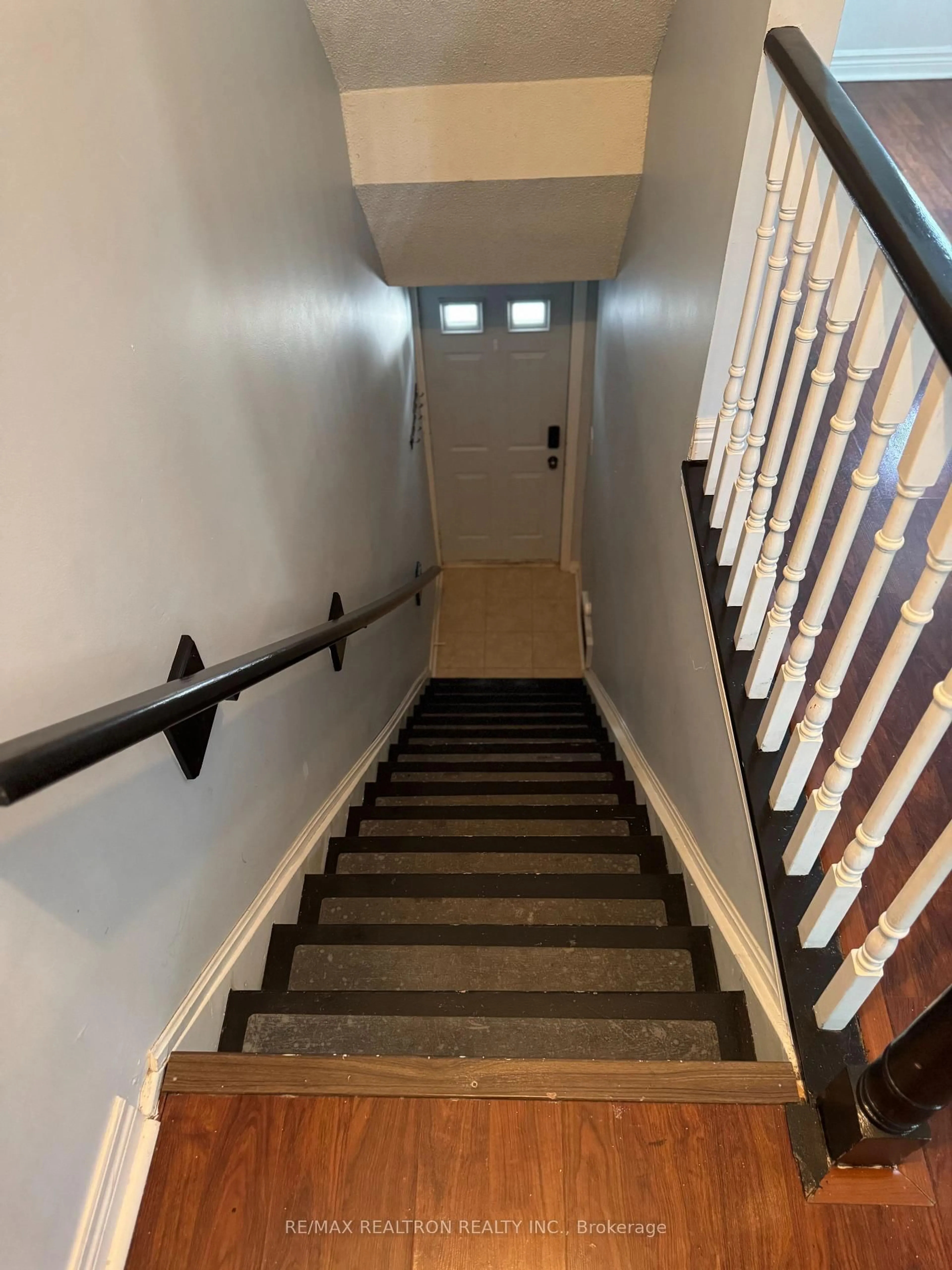 Stairs for 1665 Nash Rd #E11, Clarington Ontario L1E 1S8