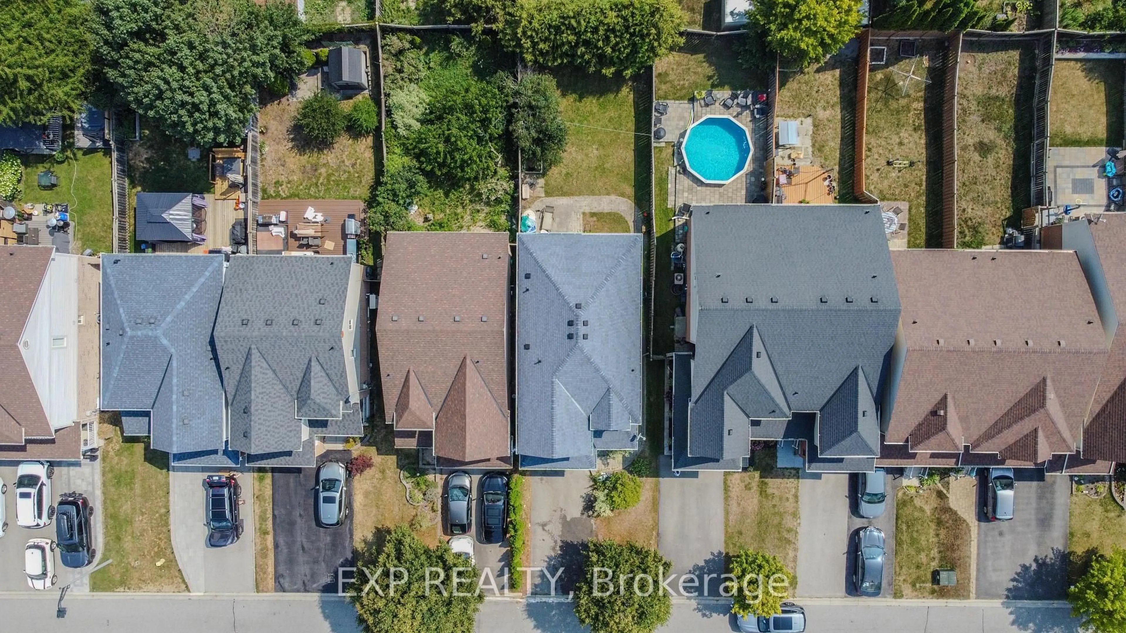 A pic from outside/outdoor area/front of a property/back of a property/a pic from drone, street for 136 Kirkland Pl, Whitby Ontario L1P 1X2