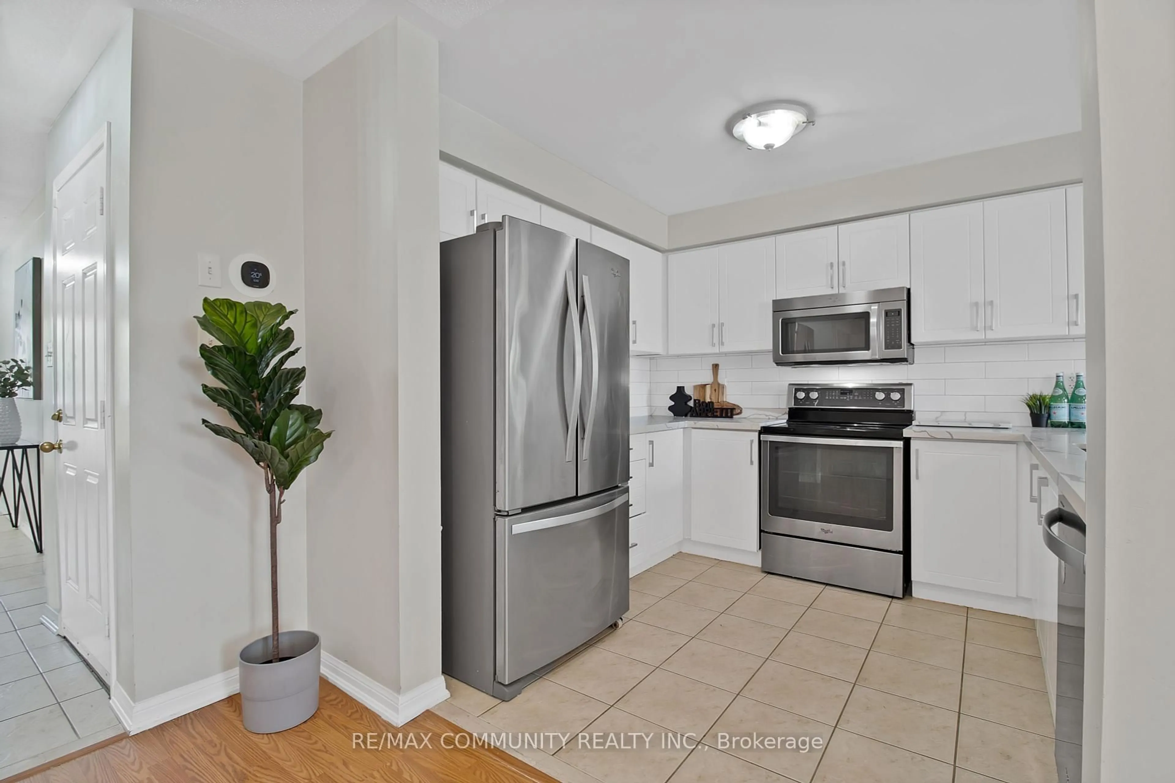 Standard kitchen, ceramic/tile floor for 996 Southport Dr, Oshawa Ontario L1H 8A3