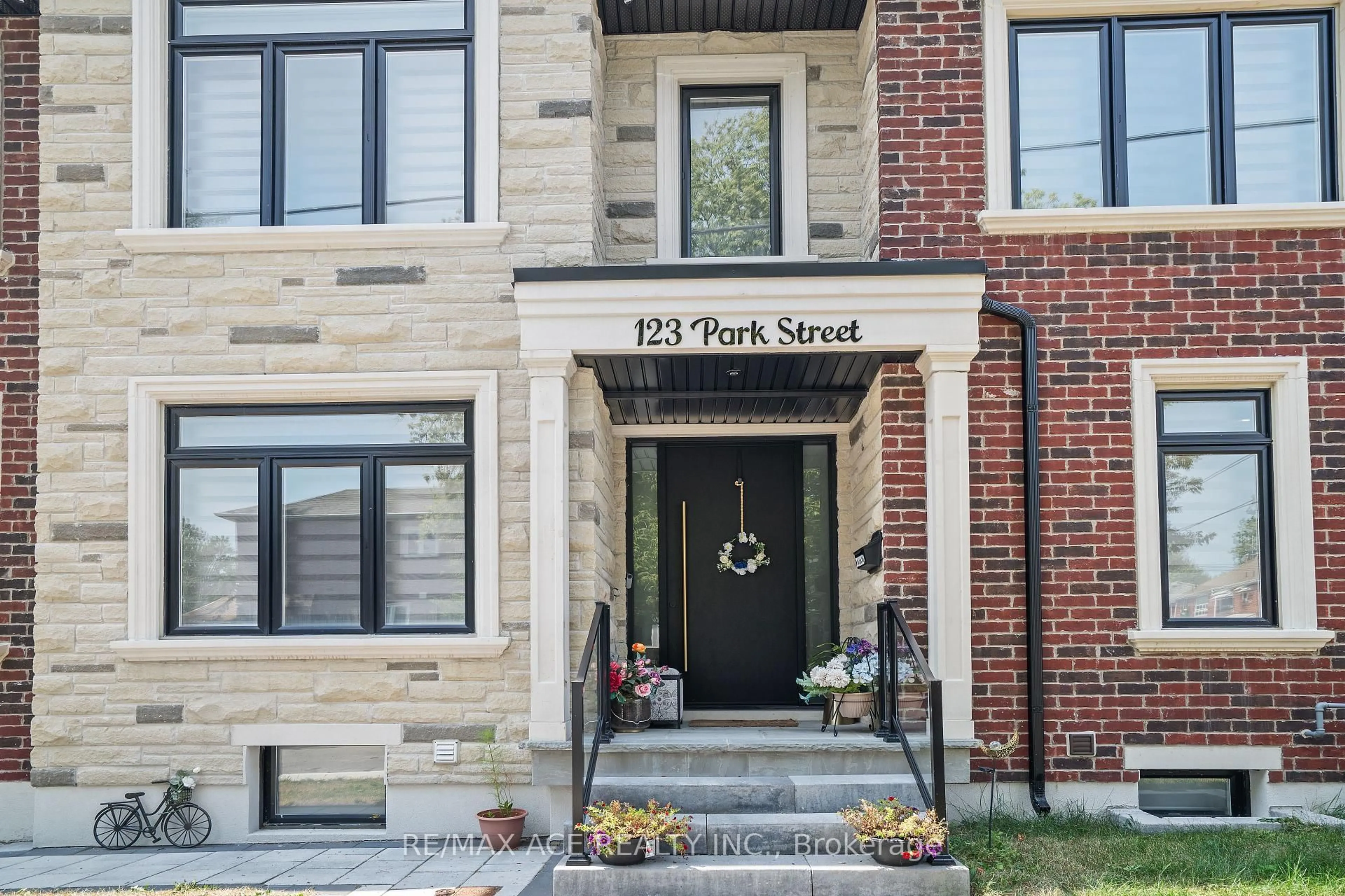 Home with brick exterior material, street for 123 Park St, Toronto Ontario M1N 2P2