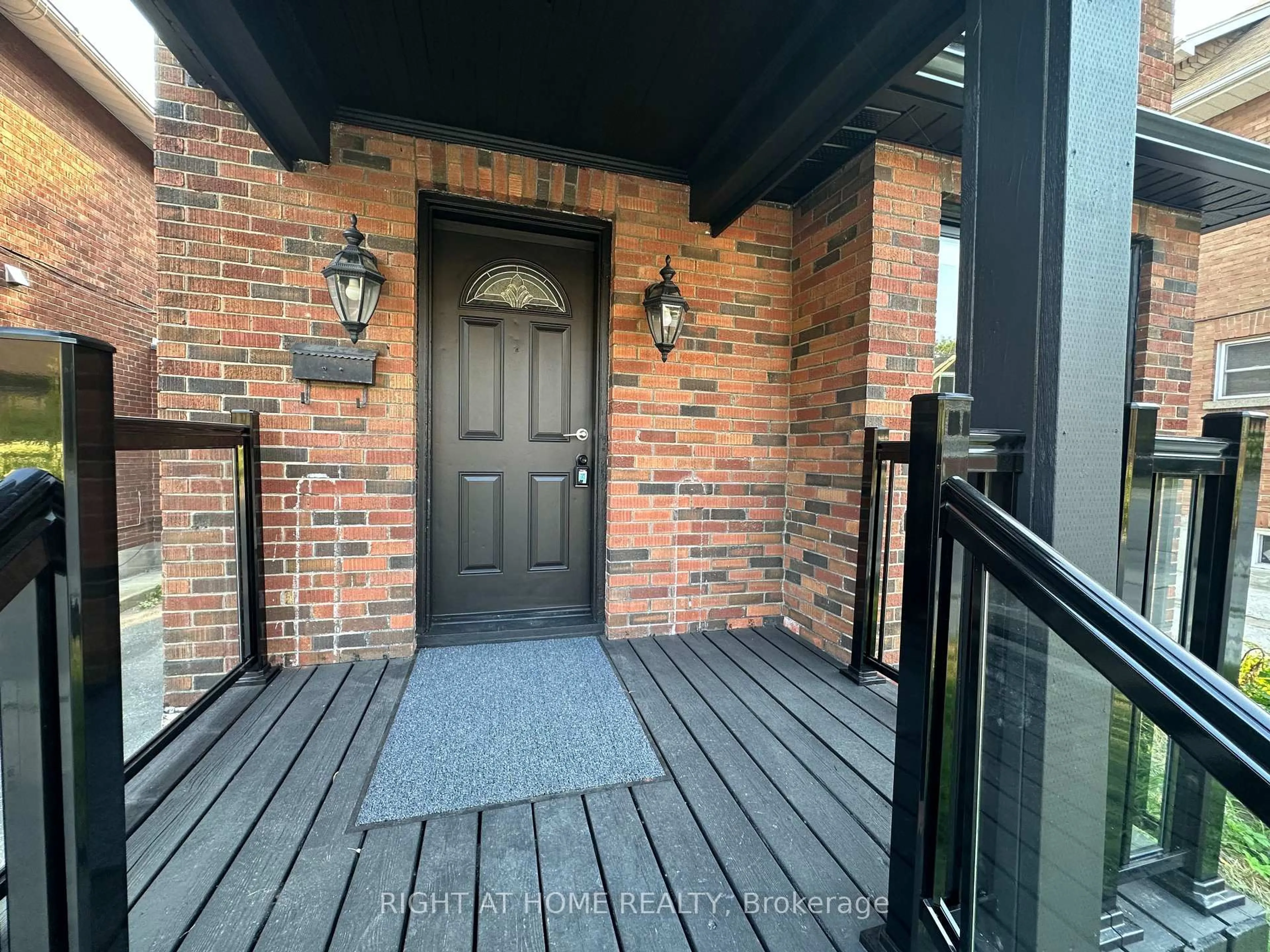 Indoor entryway for 210 Dearborn Ave, Oshawa Ontario L1G 4Z4