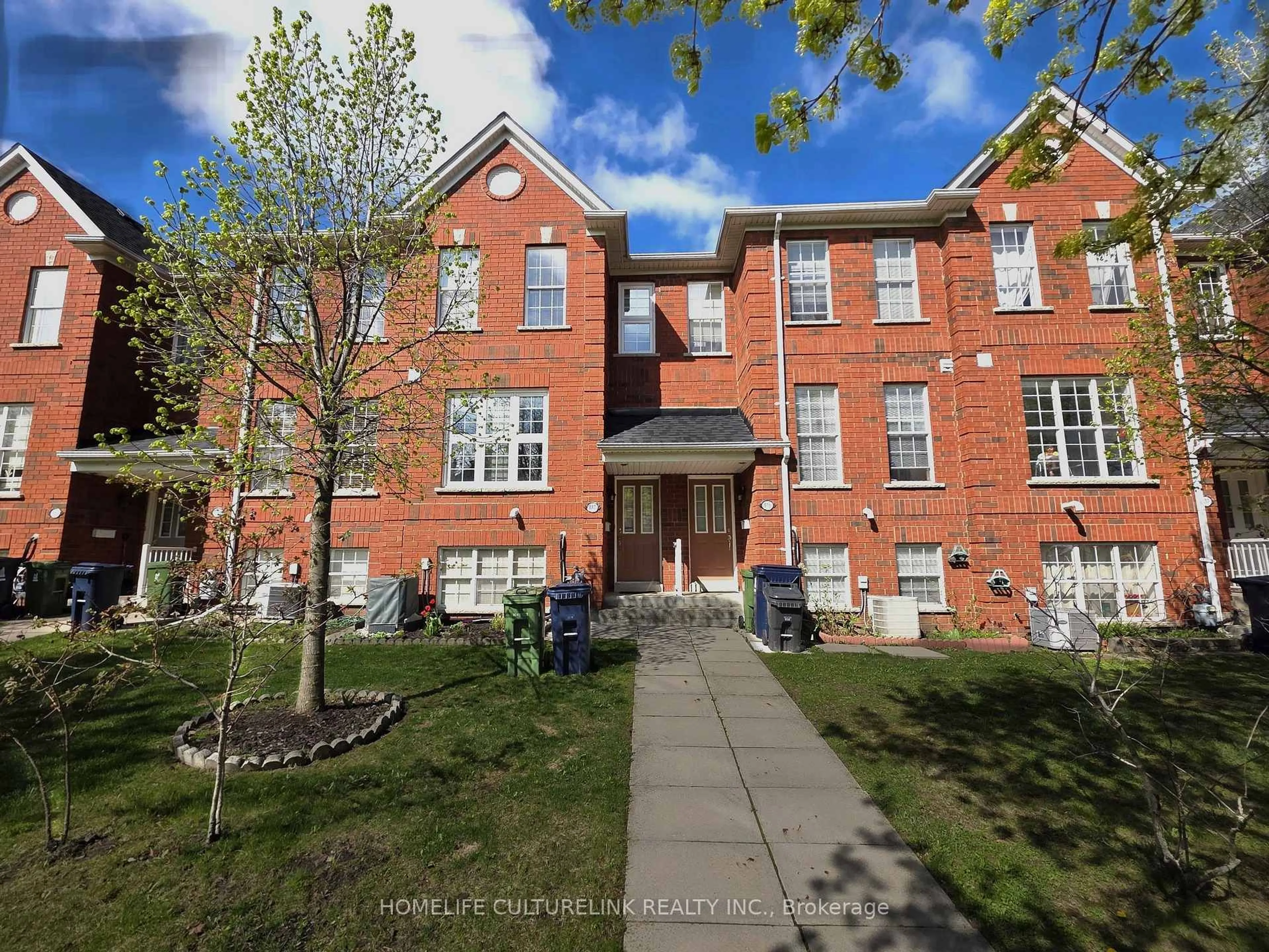 A pic from outside/outdoor area/front of a property/back of a property/a pic from drone, street for 813 Sandhurst Circ, Toronto Ontario M1S 5S1