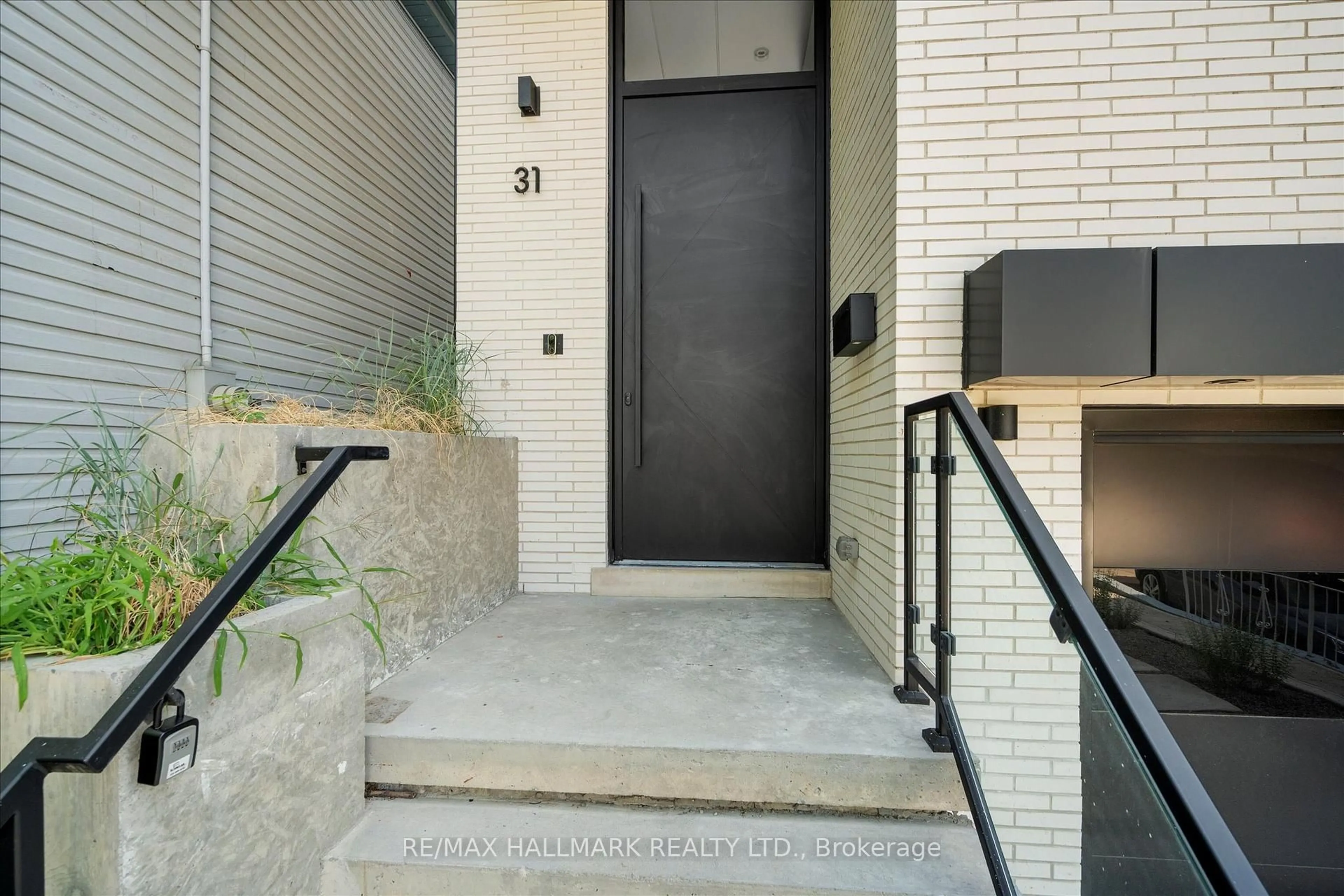 Indoor entryway for 31 Redwood Ave, Toronto Ontario M4L 2S5