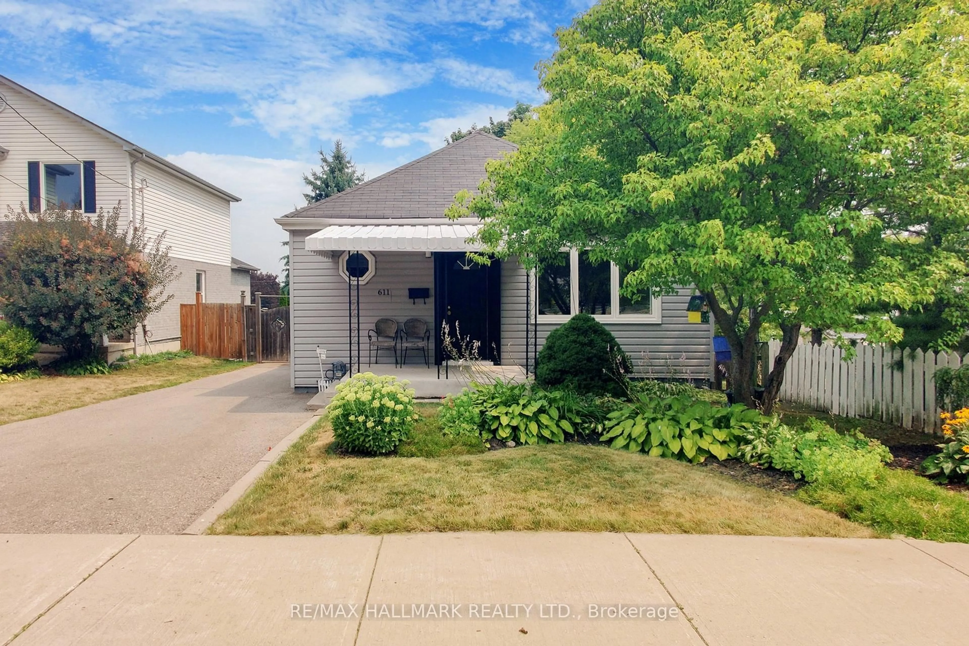 A pic from outside/outdoor area/front of a property/back of a property/a pic from drone, street for 611 Athol St, Whitby Ontario L1N 3Z9