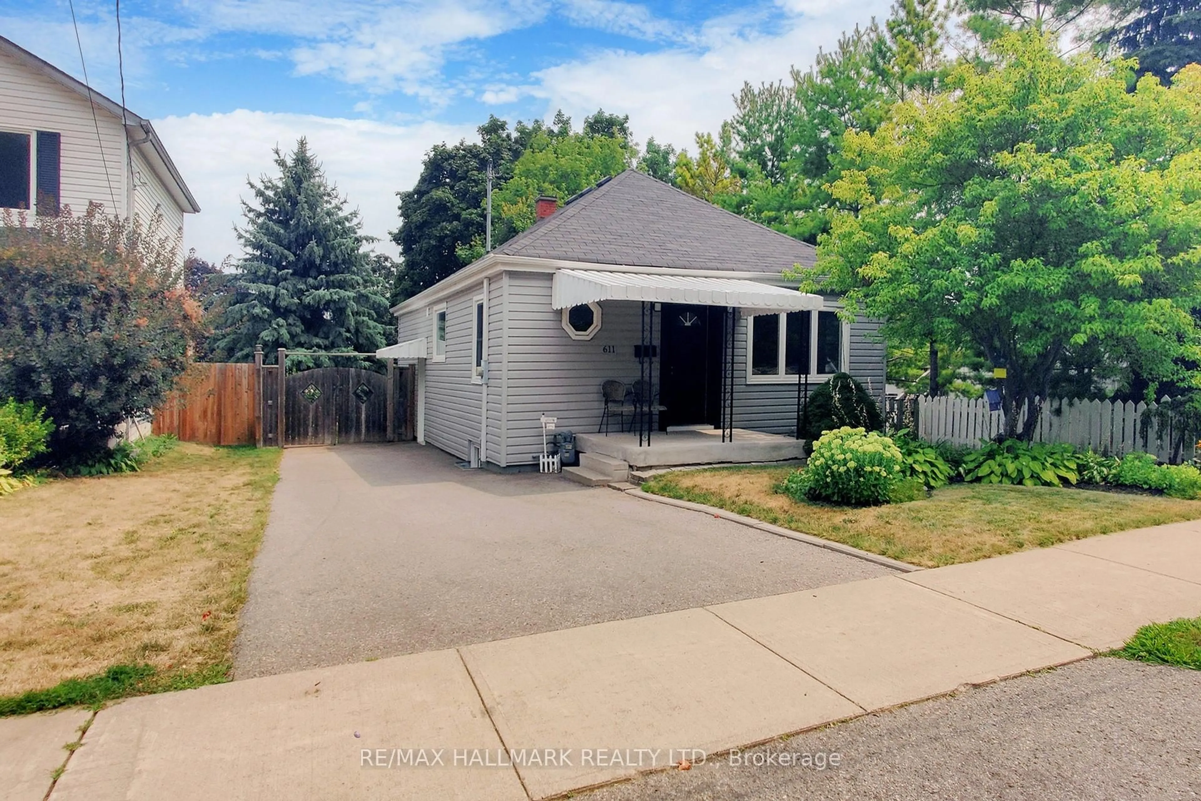 Unknown for 611 Athol St, Whitby Ontario L1N 3Z9