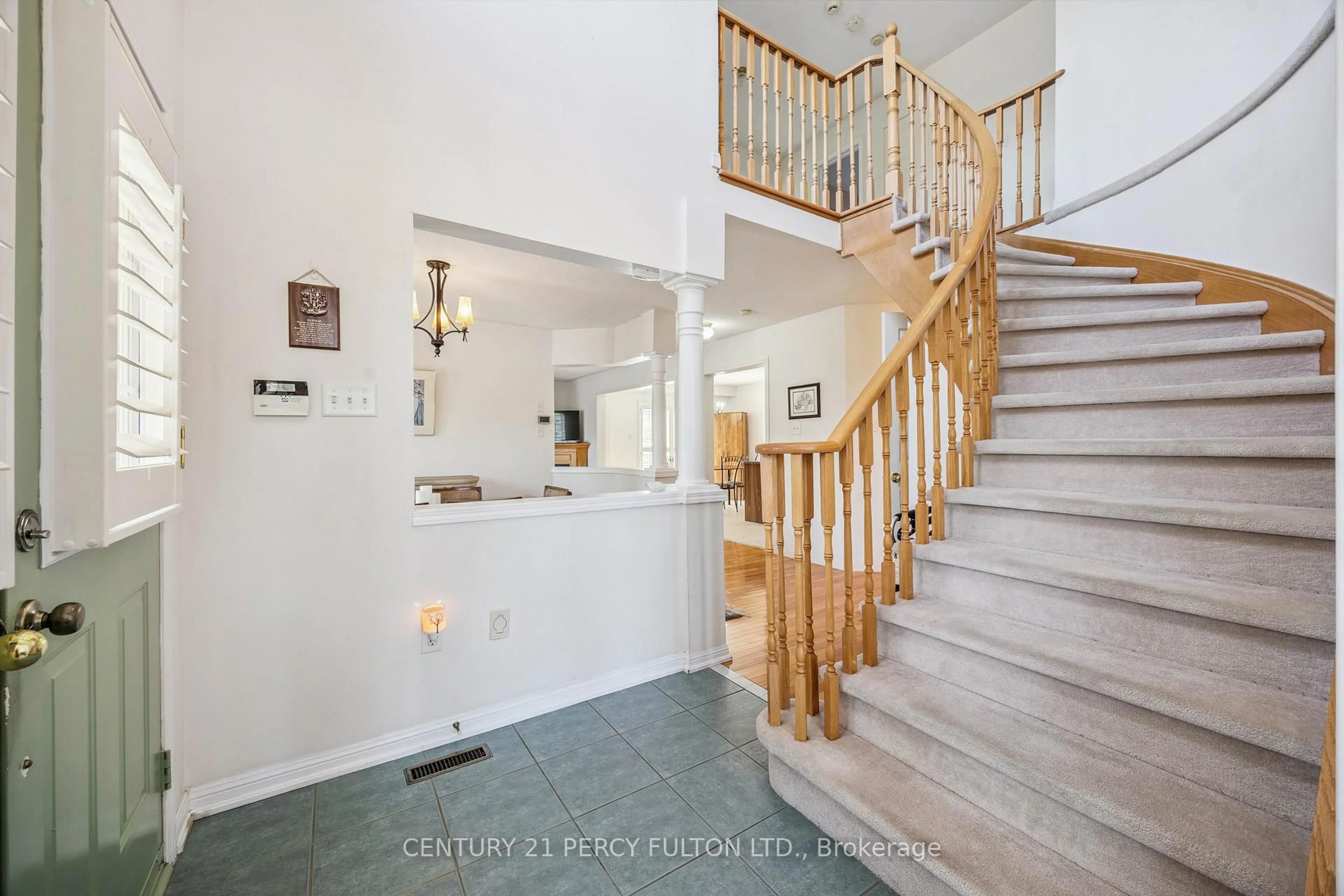 Indoor entryway for 1 Robideau Pl, Whitby Ontario L1R 3G8