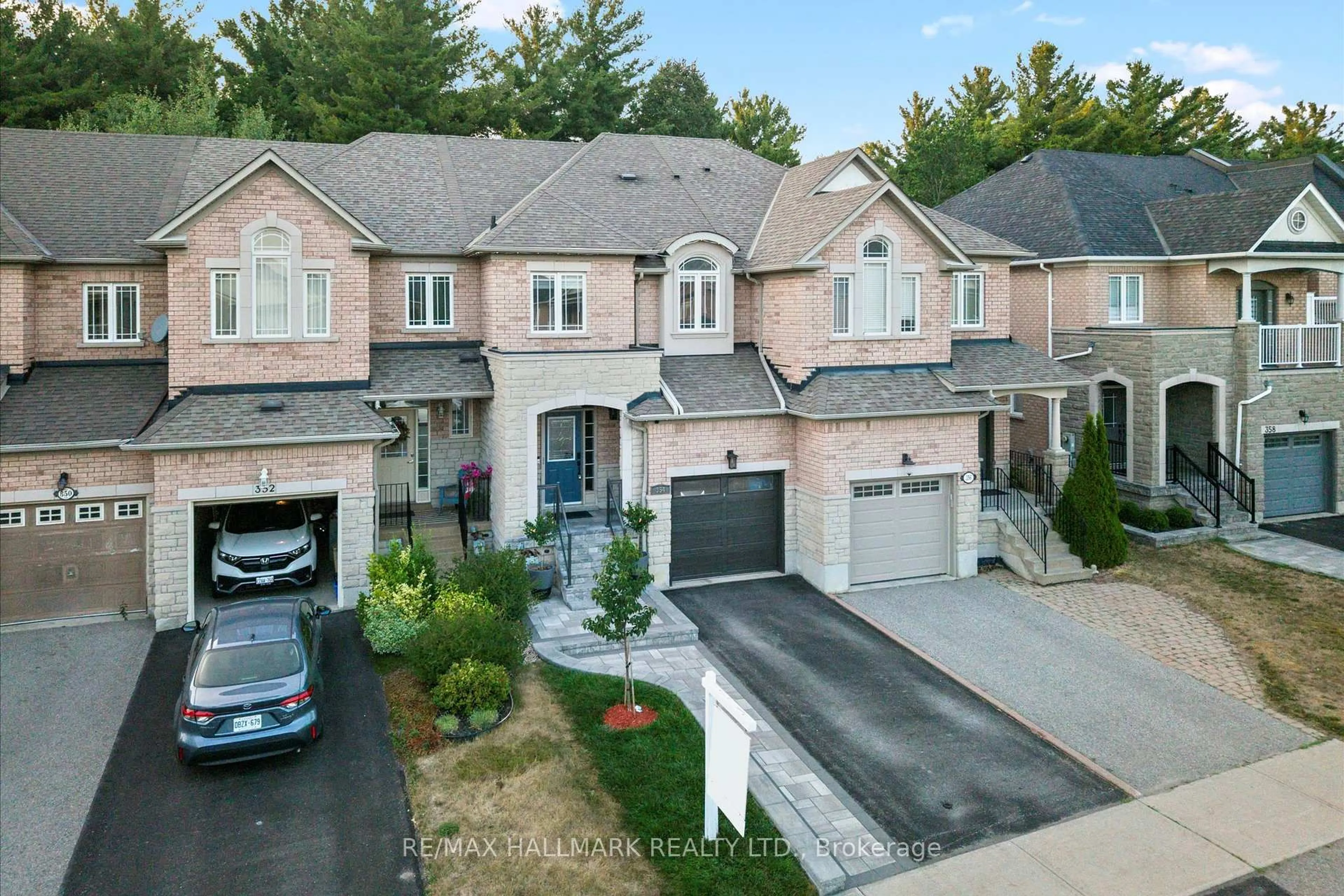 A pic from outside/outdoor area/front of a property/back of a property/a pic from drone, street for 354 Strouds Lane, Pickering Ontario L1V 7J2