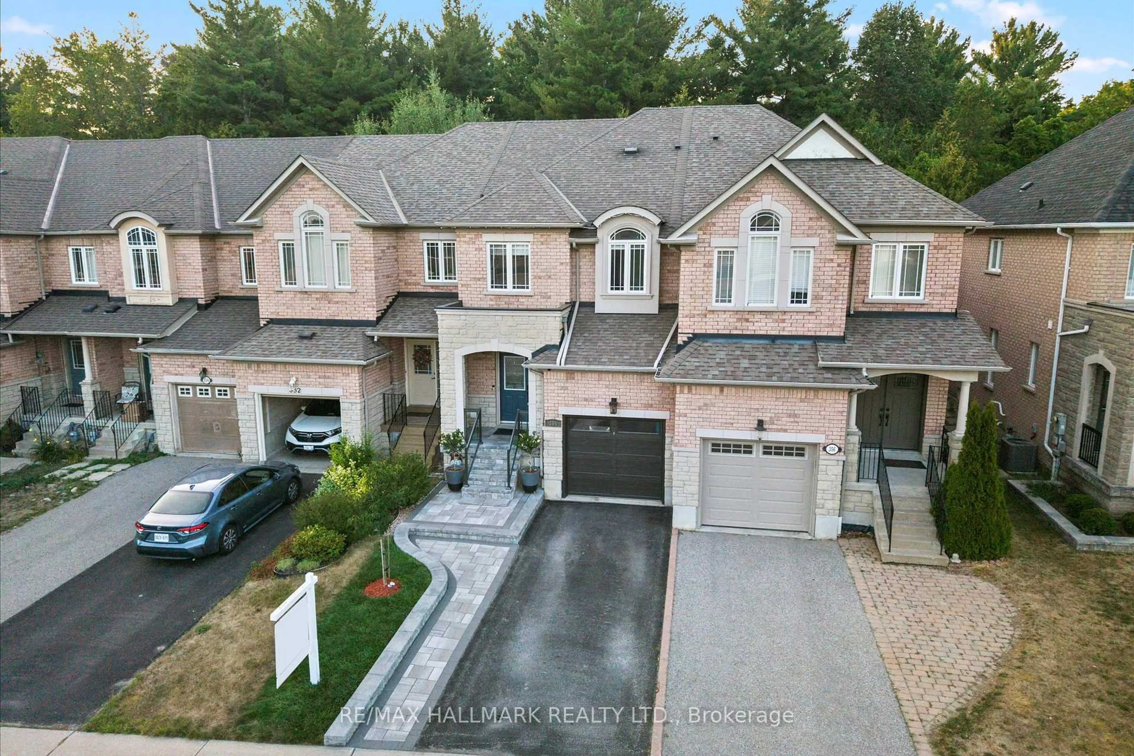 A pic from outside/outdoor area/front of a property/back of a property/a pic from drone, street for 354 Strouds Lane, Pickering Ontario L1V 7J2