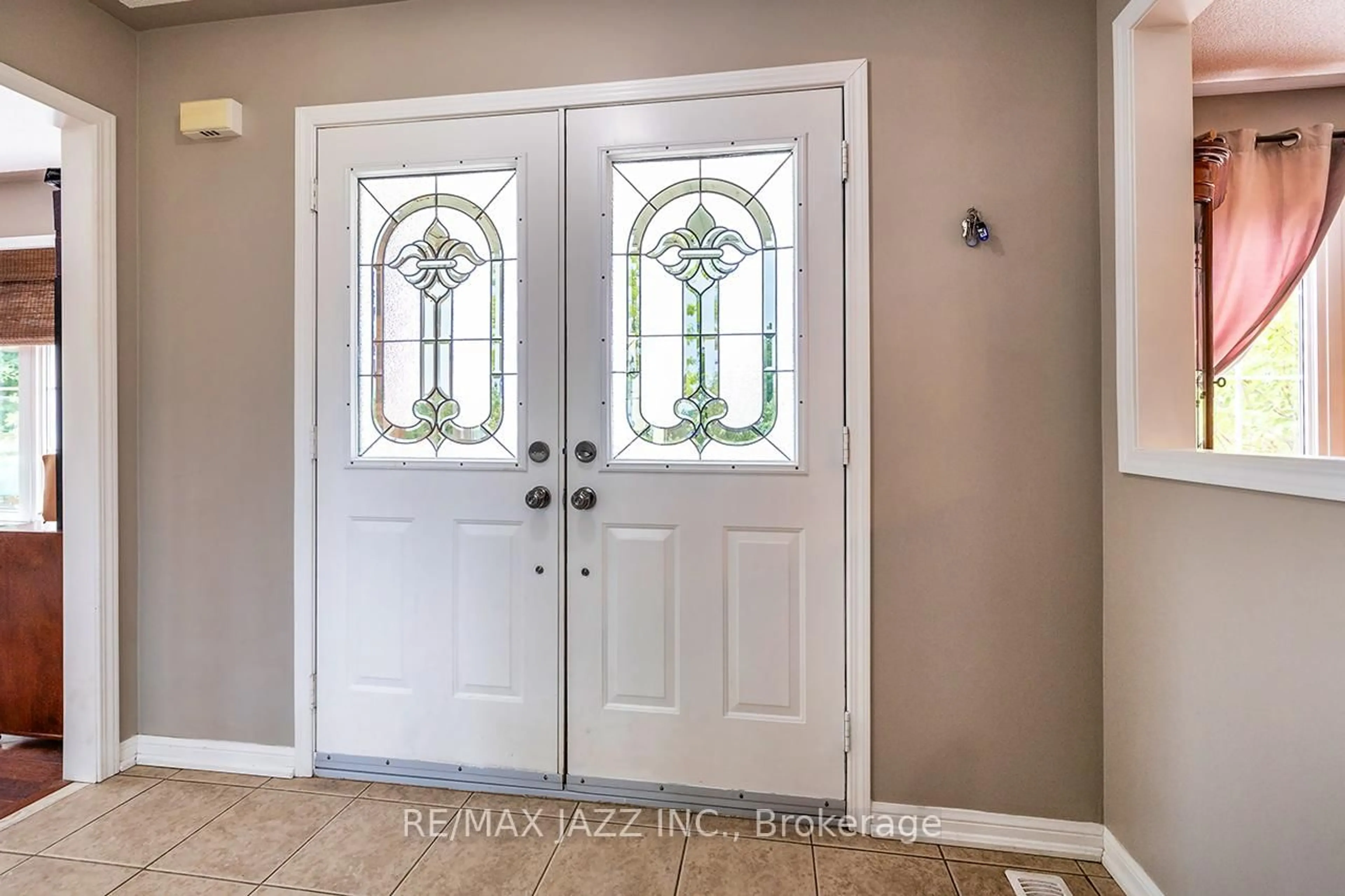 Indoor entryway for 2 Nicks St, Clarington Ontario L1C 5P3