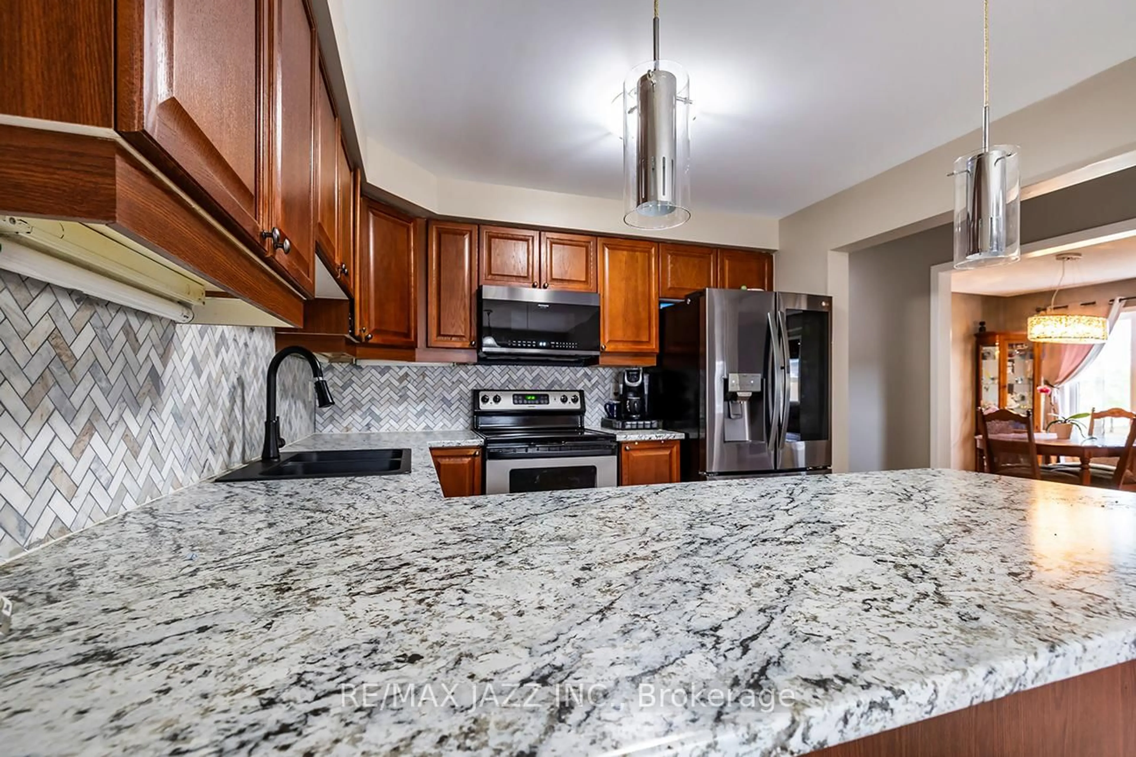 Open concept kitchen, ceramic/tile floor for 2 Nicks St, Clarington Ontario L1C 5P3