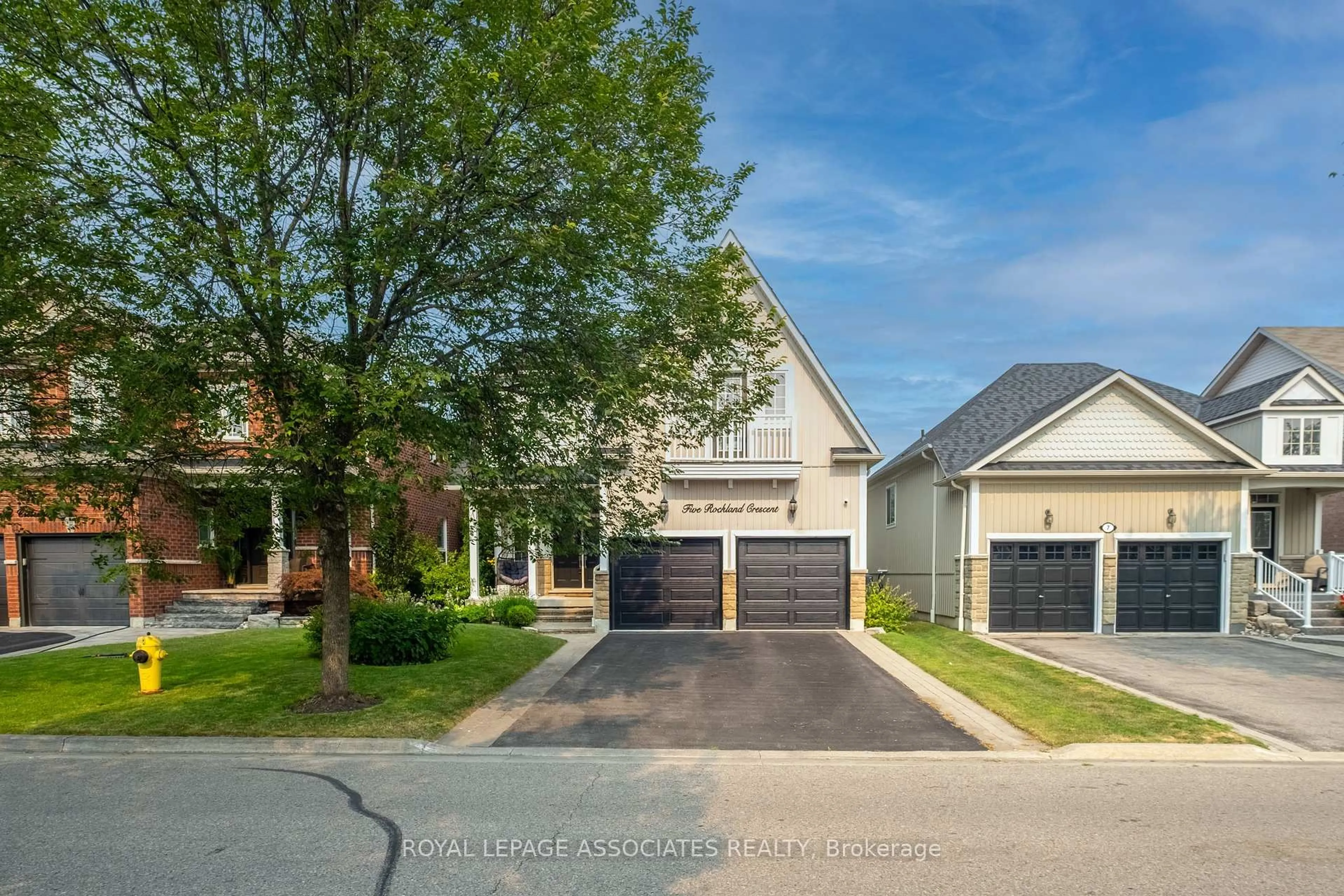 A pic from outside/outdoor area/front of a property/back of a property/a pic from drone, street for 5 Rockland Cres, Whitby Ontario L1M 0A8