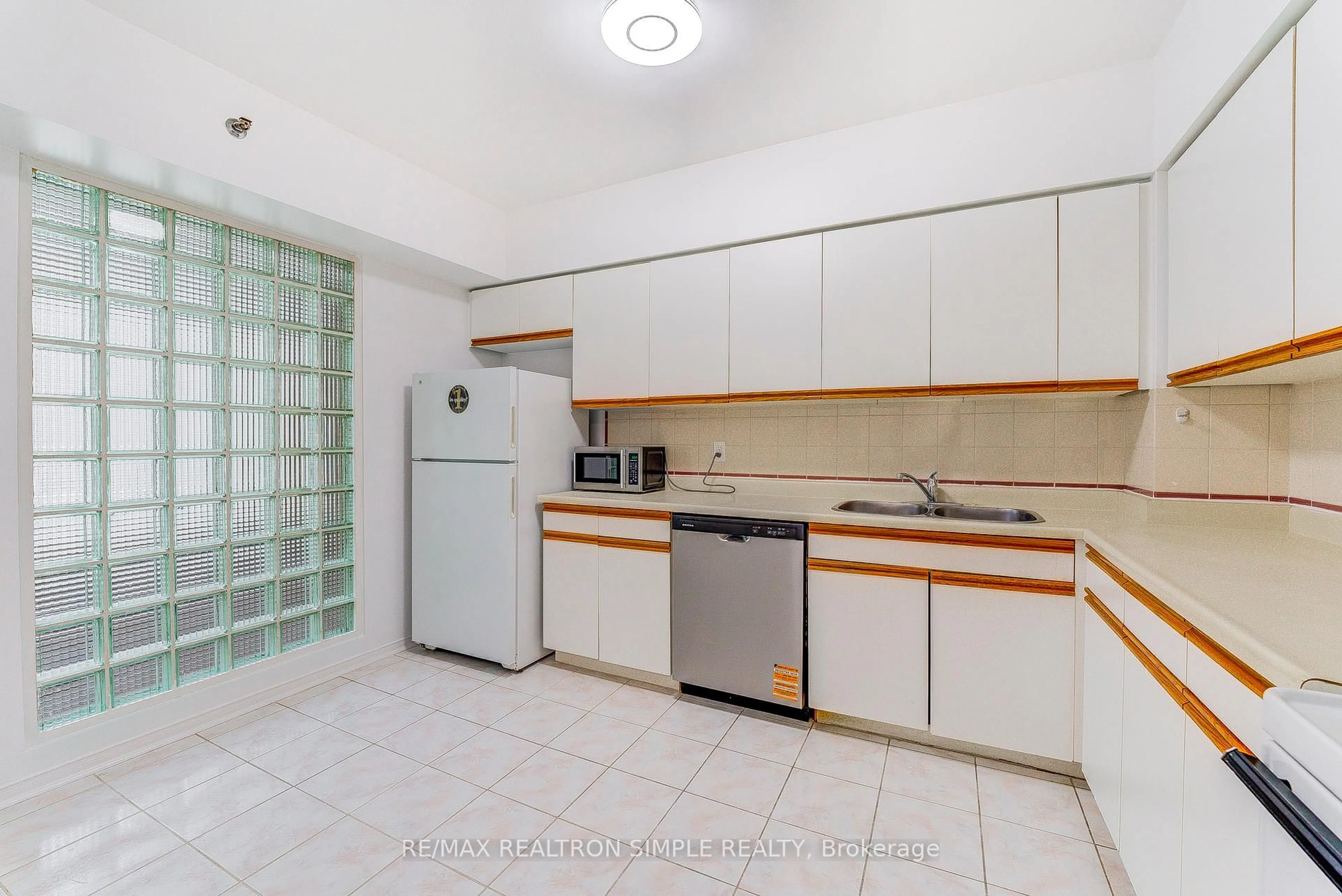 Standard kitchen, ceramic/tile floor for 5800 Sheppard Ave #202, Toronto Ontario M1B 5J7