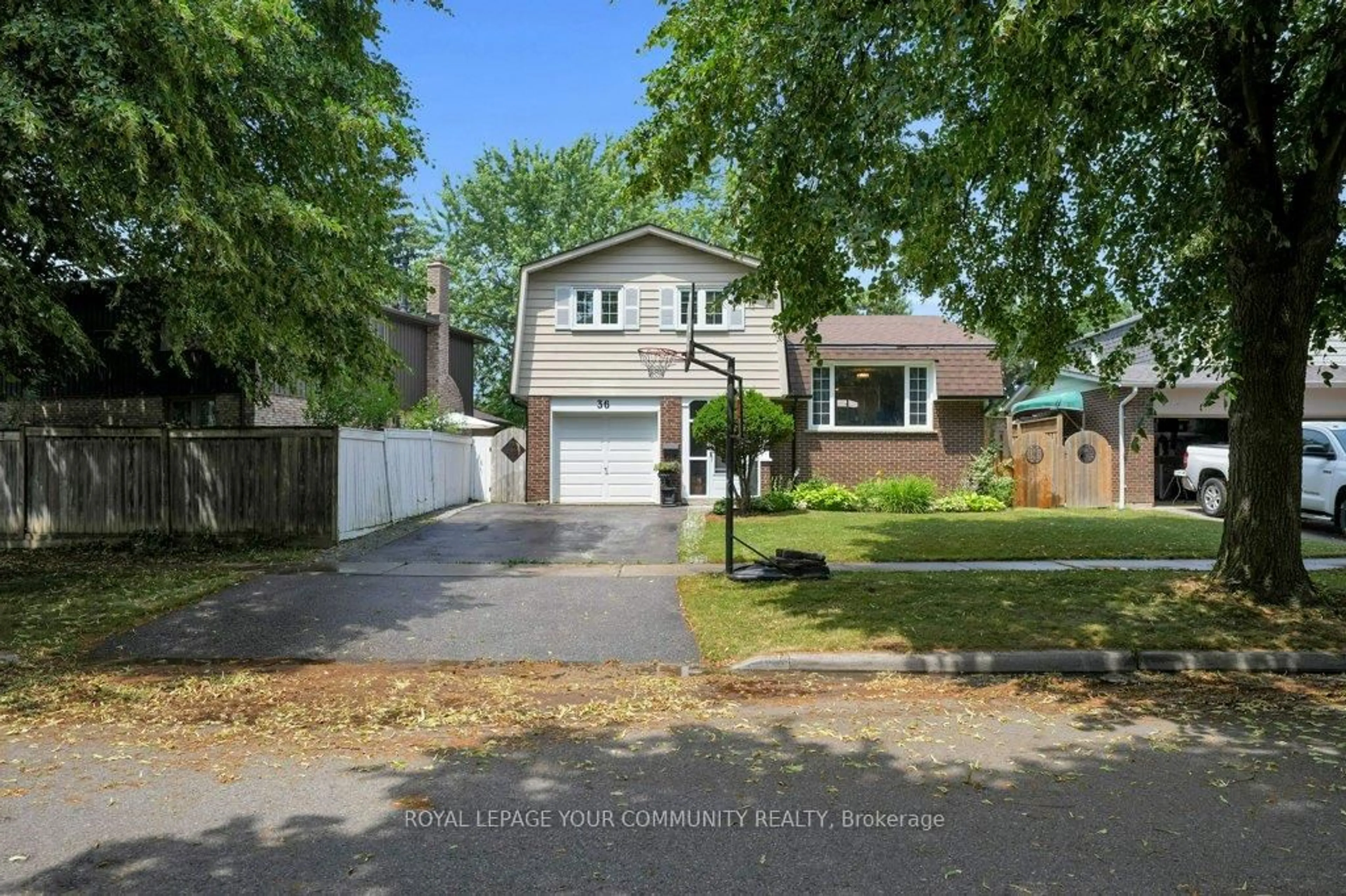 Unknown for 36 Dawson St, Whitby Ontario L1N 6C8