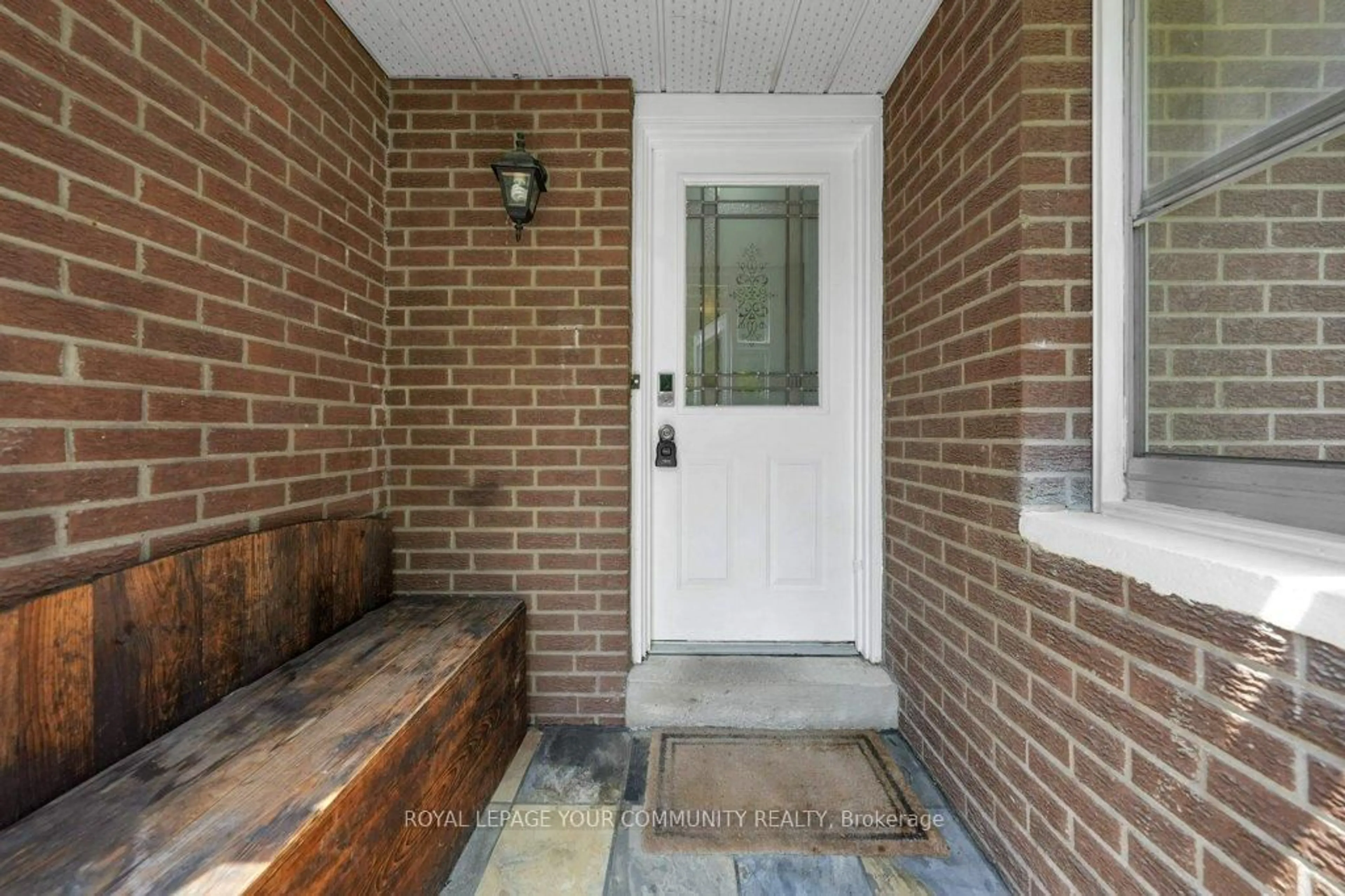 Indoor entryway for 36 Dawson St, Whitby Ontario L1N 6C8