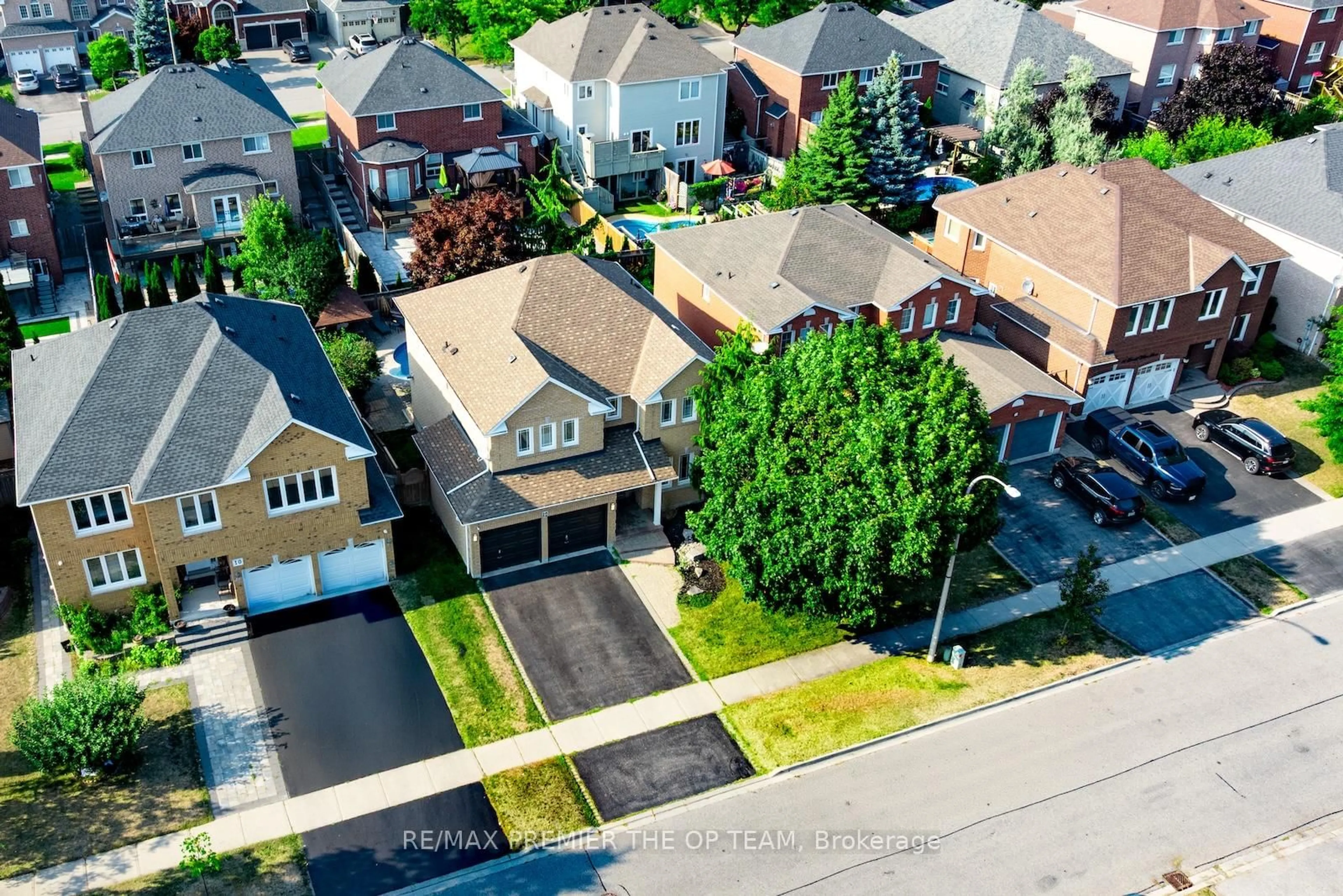 A pic from outside/outdoor area/front of a property/back of a property/a pic from drone, street for 12 Donald Wilson St, Whitby Ontario L1R 2H5