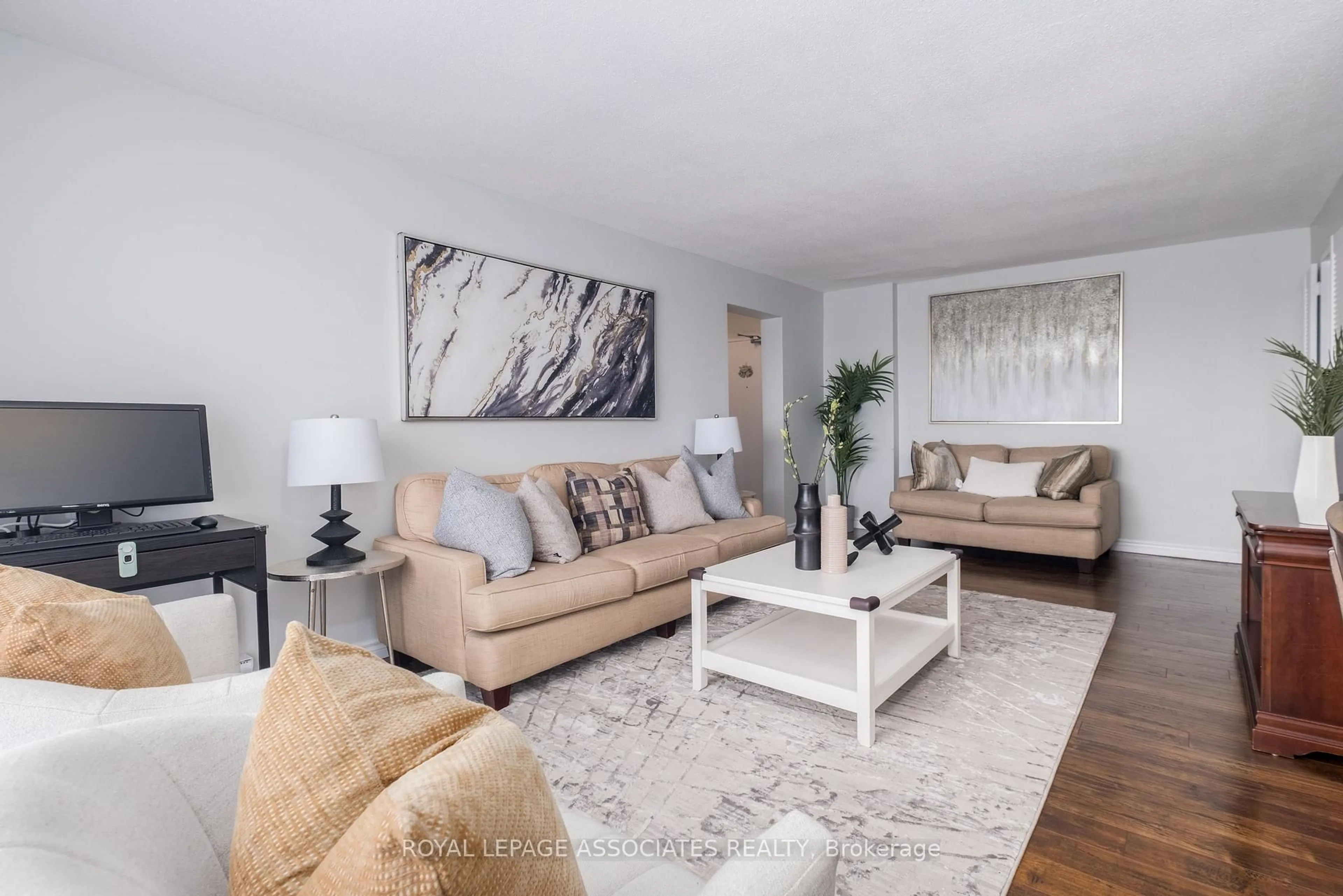 Living room with furniture, wood/laminate floor for 855 Kennedy Rd #705, Toronto Ontario M1K 2E3
