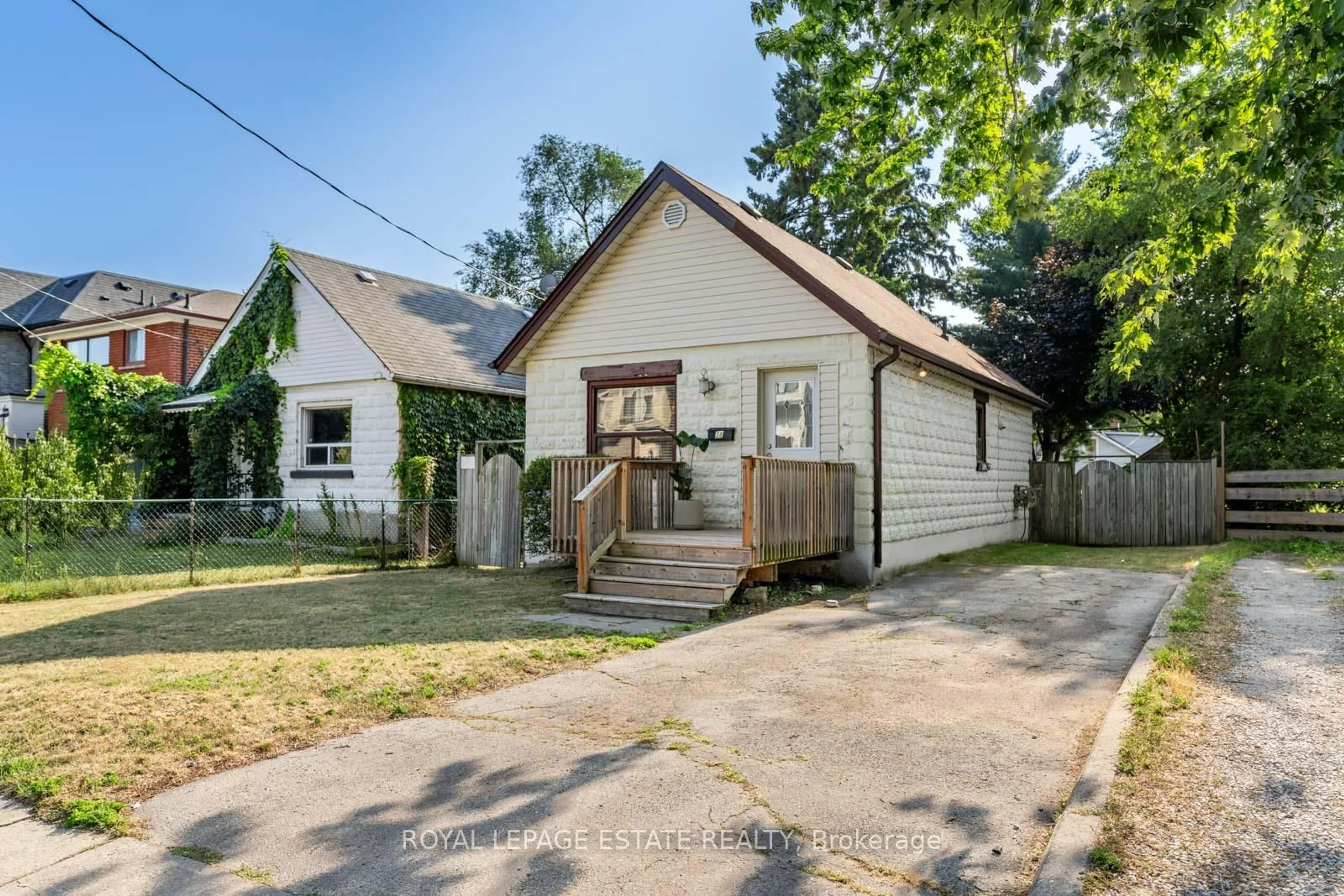 A pic from outside/outdoor area/front of a property/back of a property/a pic from drone, street for 28 Westbourne Ave, Toronto Ontario M1L 2Y2