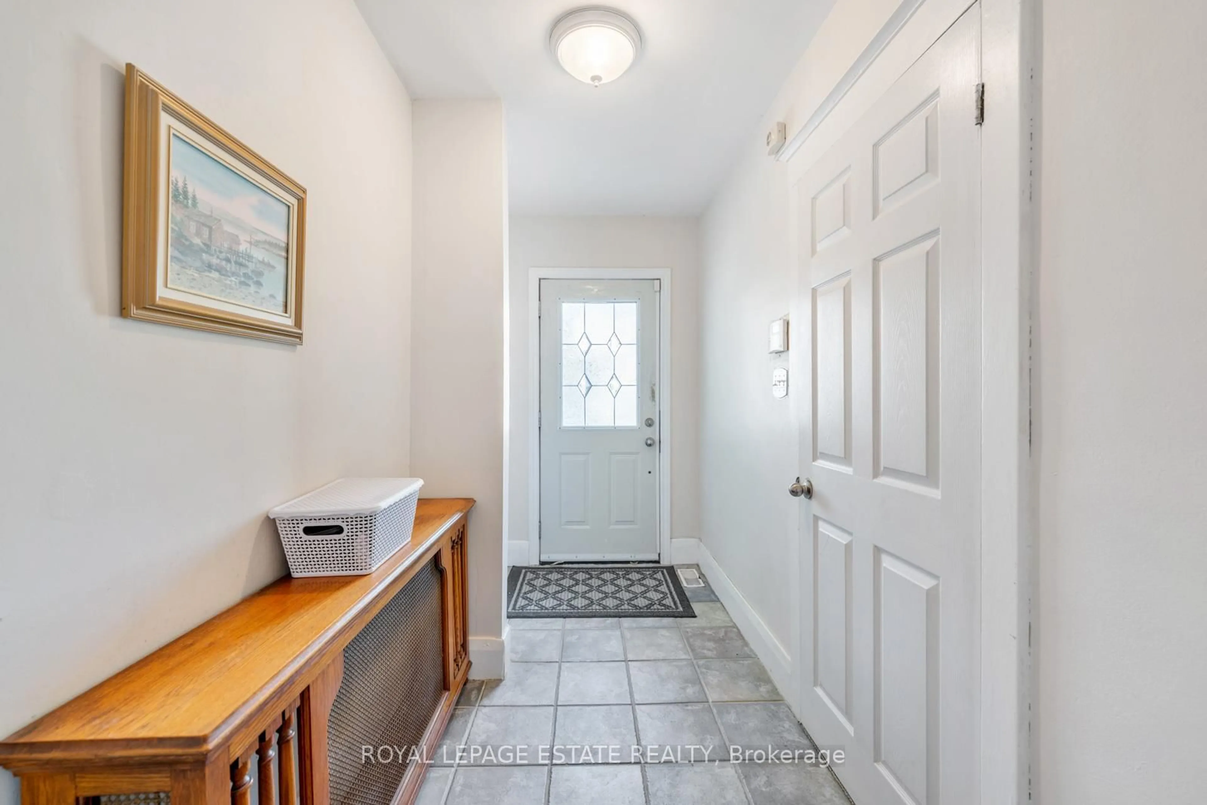 Indoor entryway for 28 Westbourne Ave, Toronto Ontario M1L 2Y2