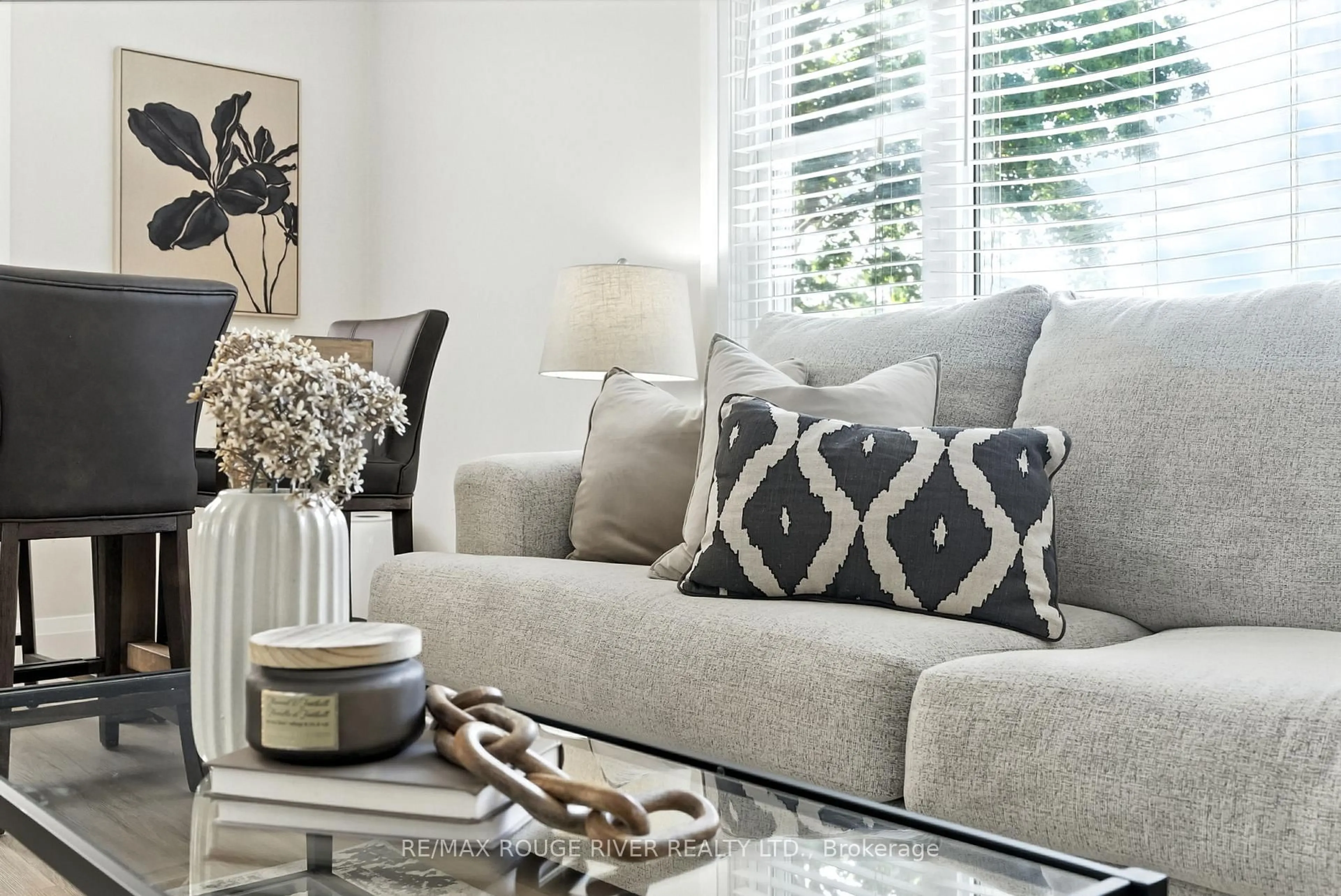 Living room with furniture, carpet floor for 39 Southway Dr, Clarington Ontario L1C 1C6